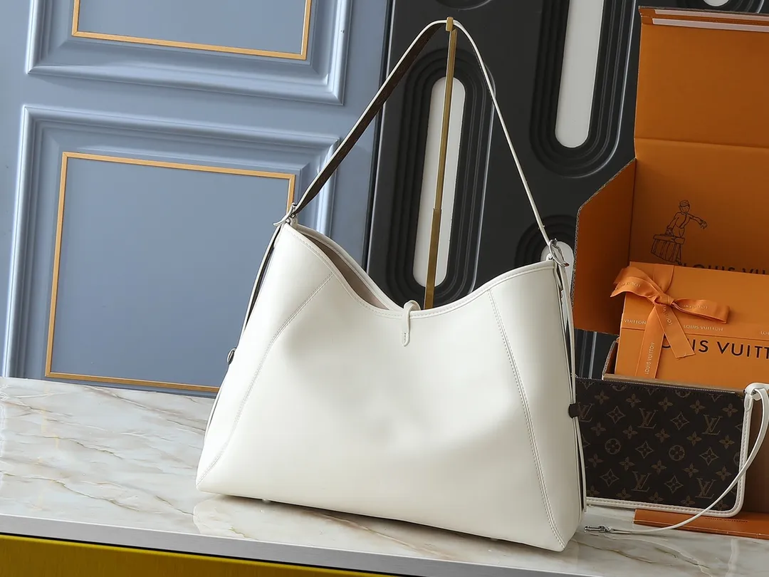 💰280💰Upgraded from the original M25143 M24861 M12583 M12579 M12919 M13105 This CarryAll Dark medium handbag is made of soft sheep leather to create a fashionable and lazy silhouette, adding eye-catching charm to the 2024 spring and summer show style. Polished metal pieces are complemented by a tactile, slightly wrinkled texture. Plenty of space can accommodate a variety of daily necessities, making it a great travel companion. Dimensions: 30 x 15 x 39 cm (height x width x length)