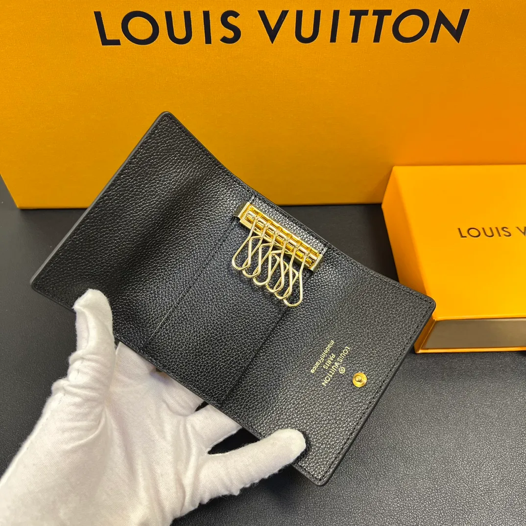 💰100 💎Upgraded original version🇫🇷Exclusive real shot# Original 6-key key bag M62630 diamond pattern embossed A small and exquisitely designed key bag with six locks that can hold six keys. Made of Monogram canvas, it can be paired with a handbag or briefcase, making it both practical and beautiful. Dimensions: 10.5x 7.0 cm (length x height)