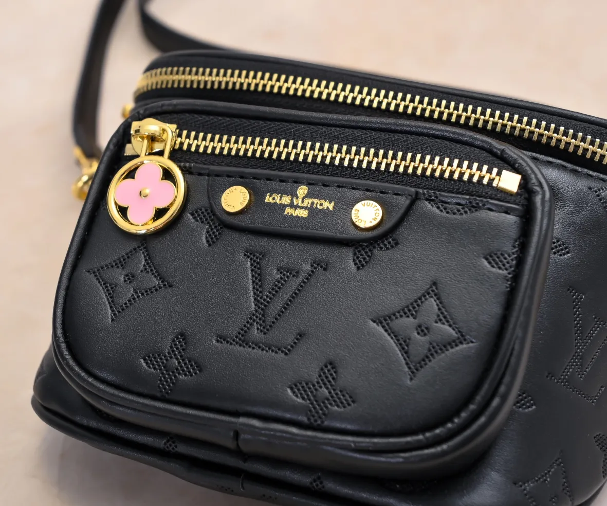 Batch 240💰Upgraded original M46917 M82335 M83275 M82208 M82347 This Mini Bumbag handbag comes from the LV Gradient series, and the Monogram embossing of Monogram Empreinte leather renders gradient midsummer colors. The on-trend construction features a zipped main compartment and a front pocket with a Louis Vuitton leather label. With the detachable chain and detachable and adjustable shoulder strap, it can be worn as a shoulder or cross-body bag. 17.0 x 12.0 x 9.5 cm (L x H x W) • Monogram Empreinte embossed soft-grained cowhide leather • Textile lining • Metal hardware • Zip closure • Zip front pocket • Shoulder strap: removable, adjustable • Half-length strap: 32.0 cm • Half-length strap adjustable to: 44.0 cm • Chain: Removable • Half-length chain: 20.0 cm