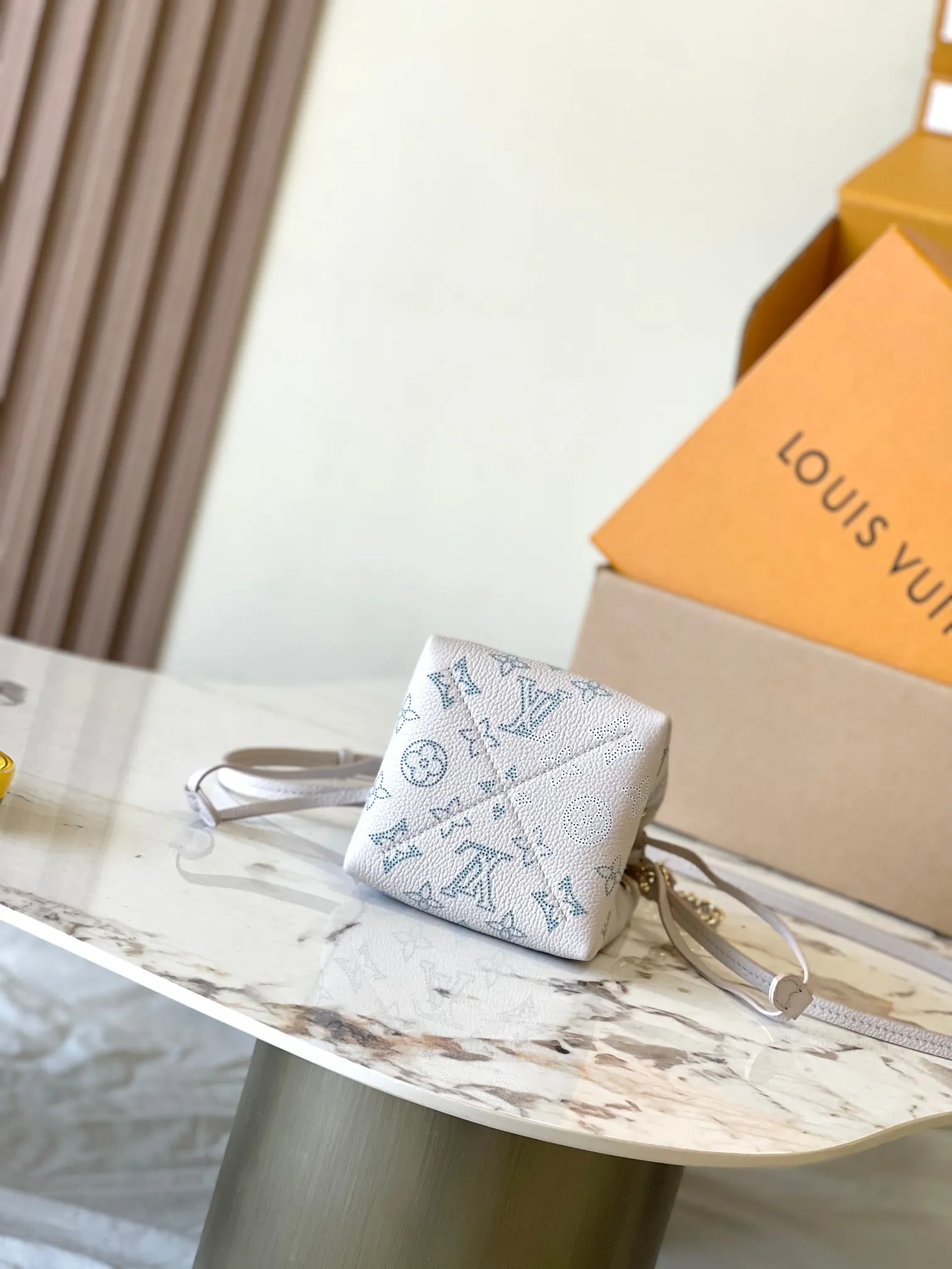 p2000 [Special grade MB chip version original leather] PICO BELLA mini bucket handbag Model: M12521 white dynamic chip version Material: A-grade all-steel hardware, imported original fabric Packaging: full set of original duty-free MB packaging Size: 13*11*10.5CM