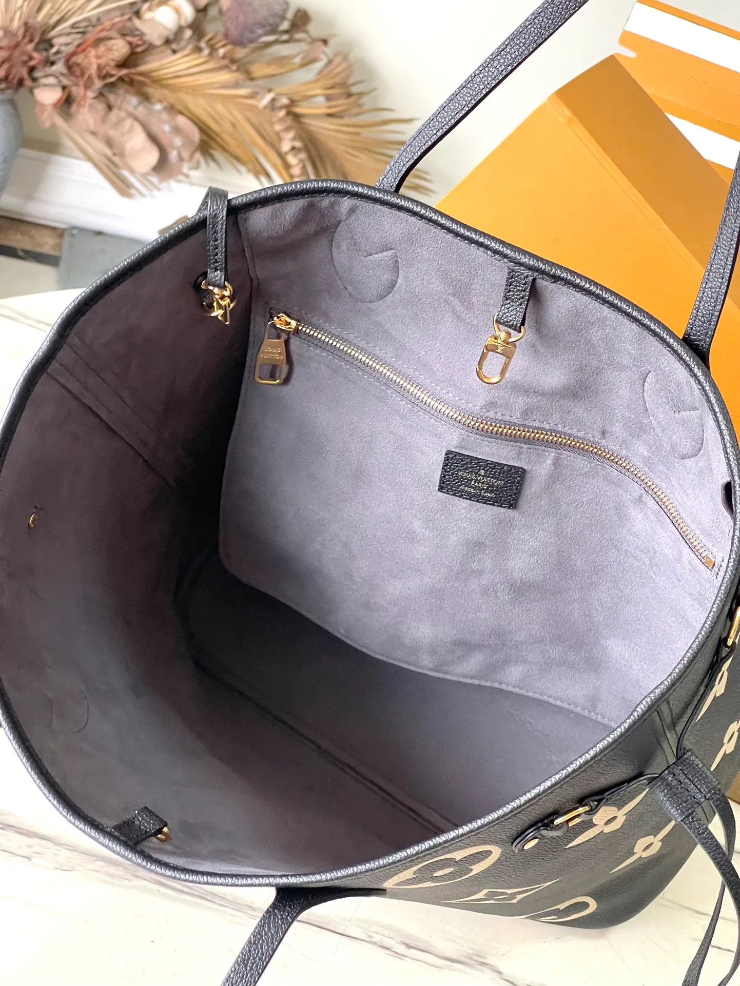 💰1180 (top layer leather) Top quality original M58907 This Neverfull medium handbag uses embossing and printing processes to depict the Monogram pattern on the cow leather. Tighten the side straps and the tote instantly transforms into an elegant urban handbag; the long handle makes it easy to carry over the shoulder or elbow. Dimensions: 31 x 28 x 14 cm