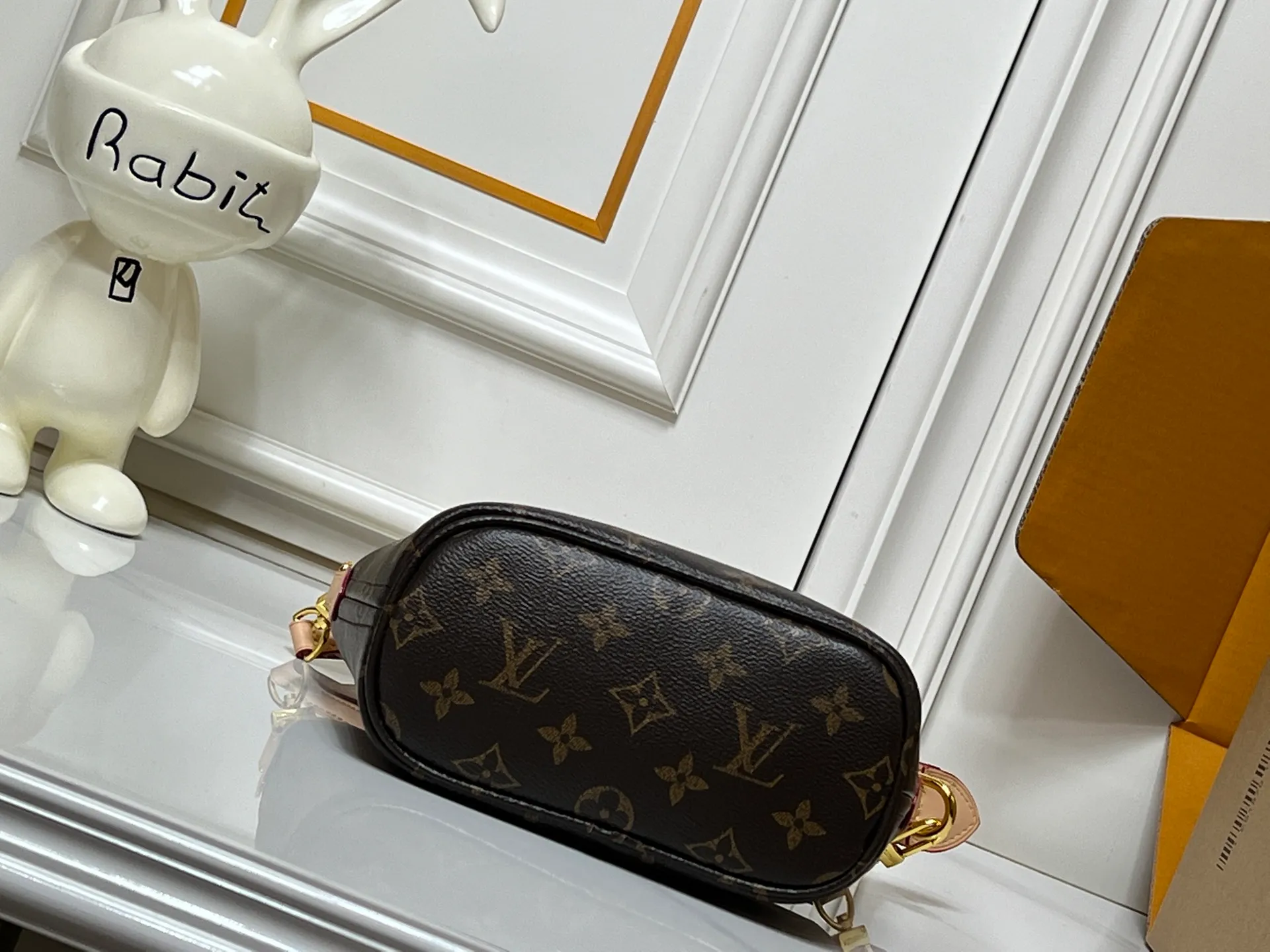 Batch 220💰M46705 NEVERFULL BB handbag Neverfull classic handbag, explore the exquisite details inside the bag Redesigned inner bag with details inspired by the Louis Vuitton archives Pocket lined with linen fabric Removable zipper clutch with tone-on-tone inner bag Natural cowhide leather trim Shiny gold hardware Handles: Size 24.14.9