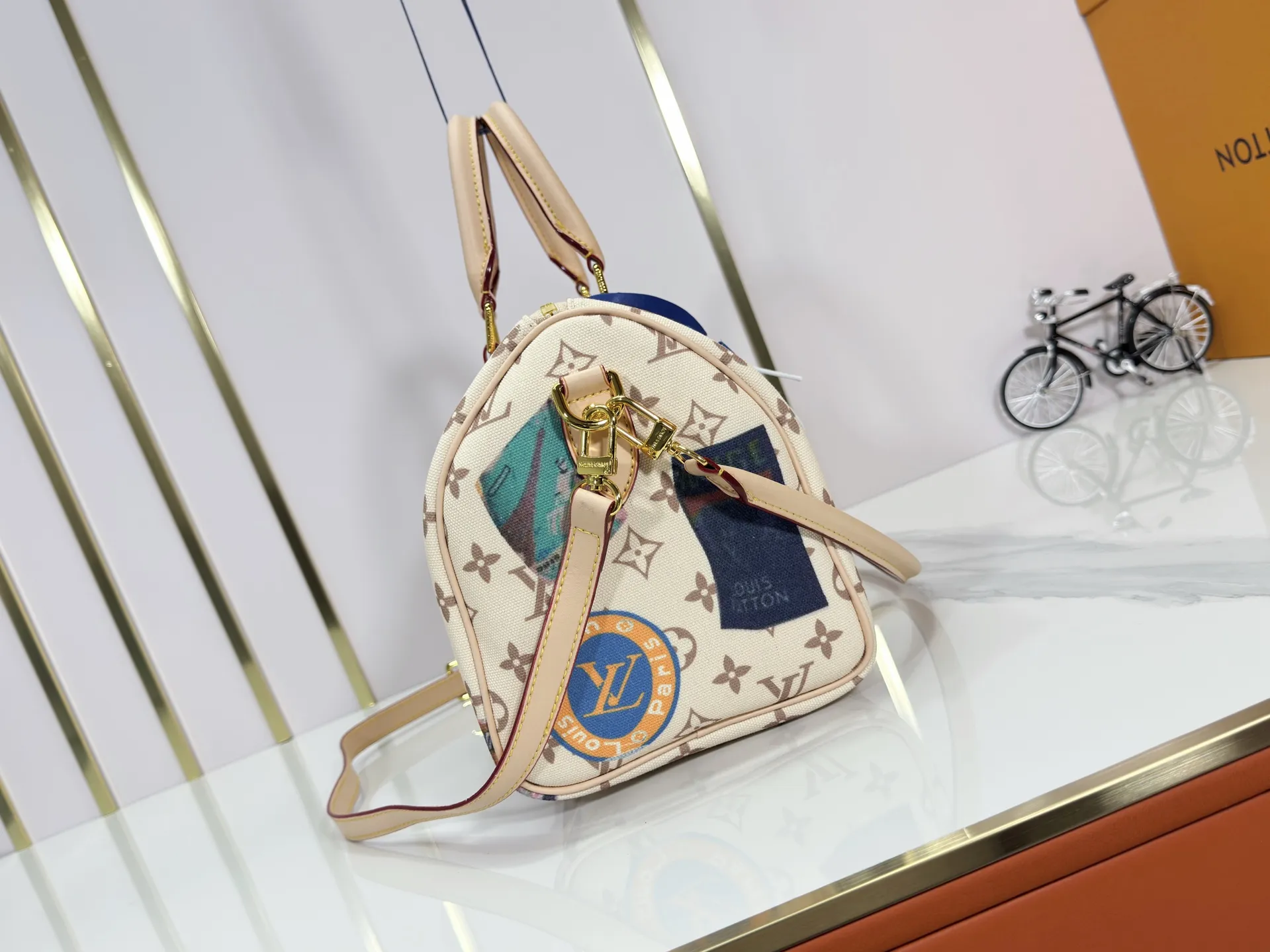 P300 upgraded original M14587 M40391 M14736 This Sedy Soft 30 handbag interprets the Monogram Dune with retro touches, with aircraft-shaped decoration and collage effect label, paying tribute to the design of the Gaston Louis Vuitton collection series. The long handle makes it easy to carry on the shoulder, making it a great travel companion. 30.0 x 21.0 x 17.0 cm (L x H x W) • Coated canvas • Cow leather trim • Metal hardware • Double zipper closure • Internal zippered pocket • Key holder • Patch name tag • Airplane style decoration • Holds 9" tablet, 6.7" smart phone, Ziy long wallet, keys, tissues, and sun • Shoulder strap: removable, non-adjustable • Strap half length: 24.0 cm • Handle: Double handle.