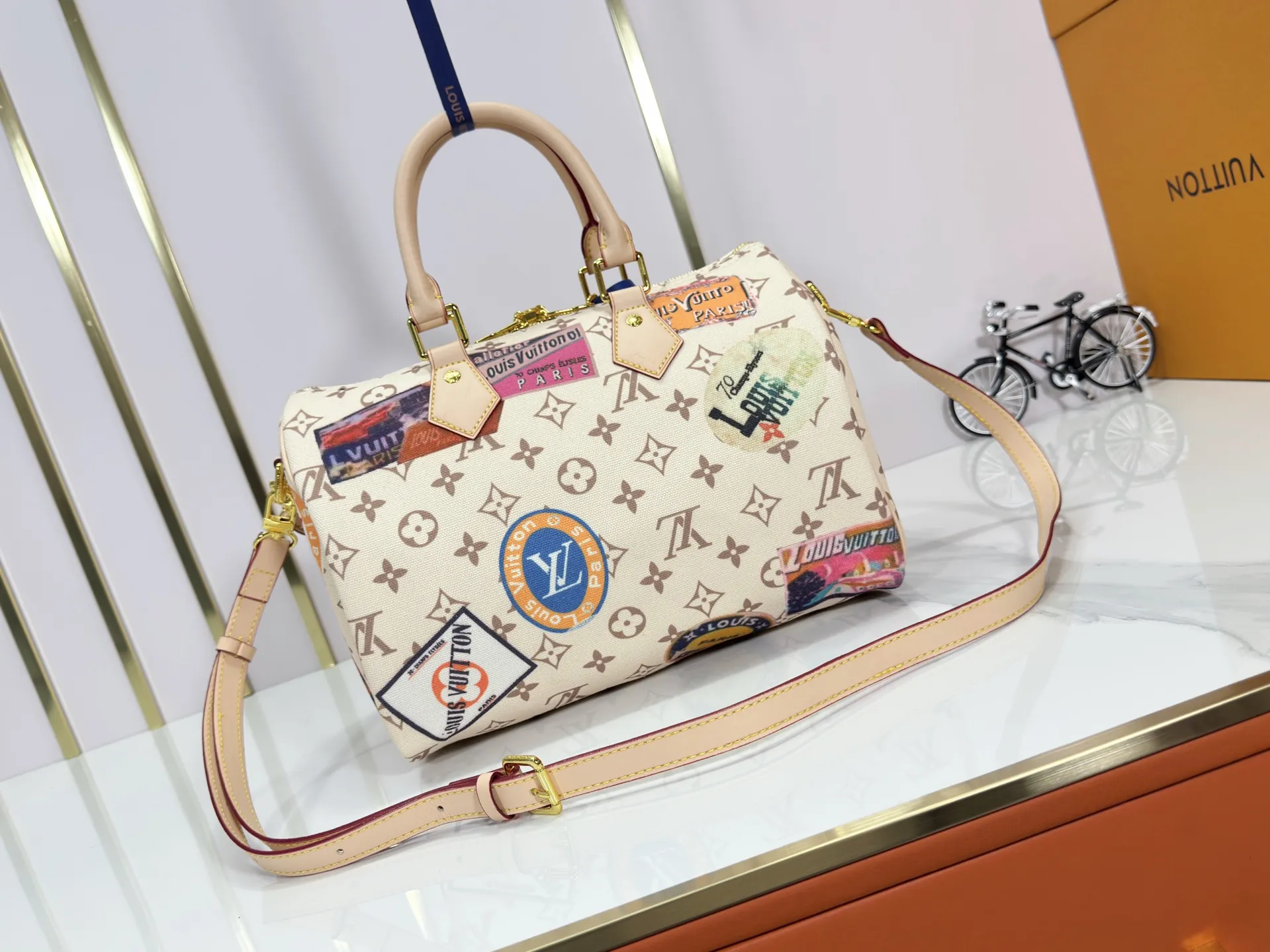 P300 upgraded original M14587 M40391 M14736 This Sedy Soft 30 handbag interprets the Monogram Dune with retro touches, with aircraft-shaped decoration and collage effect label, paying tribute to the design of the Gaston Louis Vuitton collection series. The long handle makes it easy to carry on the shoulder, making it a great travel companion. 30.0 x 21.0 x 17.0 cm (L x H x W) • Coated canvas • Cow leather trim • Metal hardware • Double zipper closure • Internal zippered pocket • Key holder • Patch name tag • Airplane style decoration • Holds 9" tablet, 6.7" smart phone, Ziy long wallet, keys, tissues, and sun • Shoulder strap: removable, non-adjustable • Strap half length: 24.0 cm • Handle: Double handle.