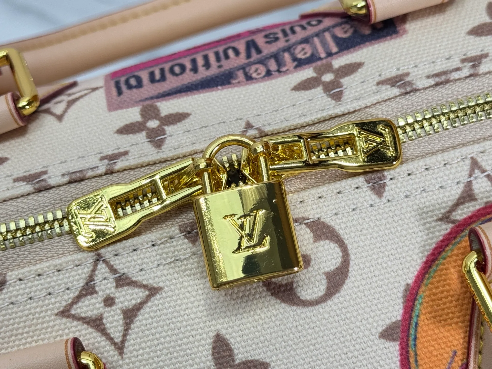 P300 upgraded original M14587 M40391 M14736 This Sedy Soft 30 handbag interprets the Monogram Dune with retro touches, with aircraft-shaped decoration and collage effect label, paying tribute to the design of the Gaston Louis Vuitton collection series. The long handle makes it easy to carry on the shoulder, making it a great travel companion. 30.0 x 21.0 x 17.0 cm (L x H x W) • Coated canvas • Cow leather trim • Metal hardware • Double zipper closure • Internal zippered pocket • Key holder • Patch name tag • Airplane style decoration • Holds 9" tablet, 6.7" smart phone, Ziy long wallet, keys, tissues, and sun • Shoulder strap: removable, non-adjustable • Strap half length: 24.0 cm • Handle: Double handle.
