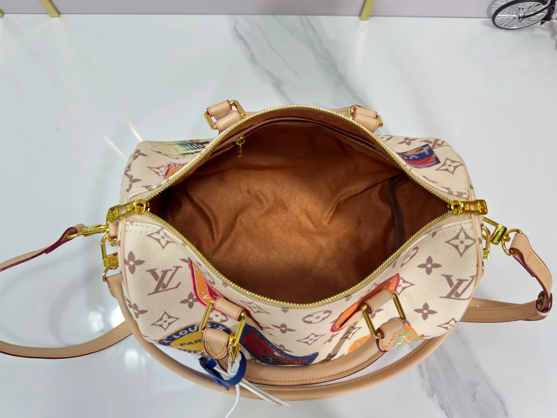 P300 upgraded original M14587 M40391 M14736 This Sedy Soft 30 handbag interprets the Monogram Dune with retro touches, with aircraft-shaped decoration and collage effect label, paying tribute to the design of the Gaston Louis Vuitton collection series. The long handle makes it easy to carry on the shoulder, making it a great travel companion. 30.0 x 21.0 x 17.0 cm (L x H x W) • Coated canvas • Cow leather trim • Metal hardware • Double zipper closure • Internal zippered pocket • Key holder • Patch name tag • Airplane style decoration • Holds 9" tablet, 6.7" smart phone, Ziy long wallet, keys, tissues, and sun • Shoulder strap: removable, non-adjustable • Strap half length: 24.0 cm • Handle: Double handle.