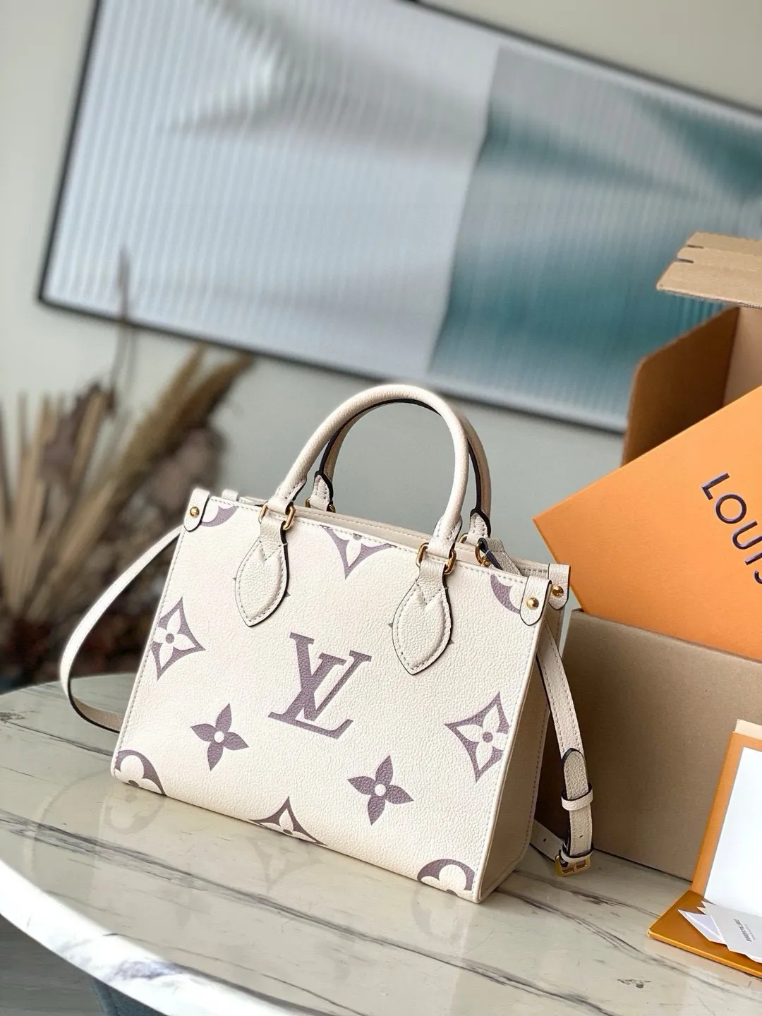 💰1040 (transcoding chip first-layer leather) top original order M45654 [ONTHEGO small handbag] Onthego small Tote bag draws inspiration from the classic Sac Plat handbag in 1968. It is made of Monogram Empreinte leather embossed with Giant Bicolor Monogram pattern to create a miniature version, which can store daily needs such as iPad Mini. Flexible handles and detachable shoulder strap enrich carrying options. Dimensions: 25 x 19 x 11.5 cm
