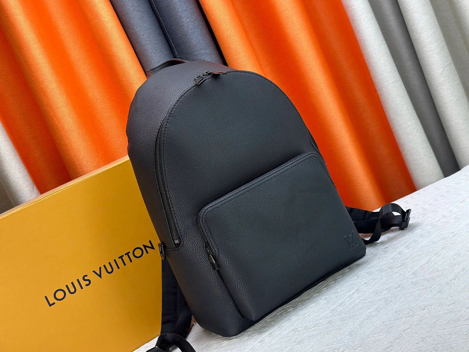 P380 M15259 The latest Discovery Work backpack is made of waxed cowhide leather and fabric lining to create a spacious shape, suitable for storing daily needs. Padded compartments and patch pockets can store a 14-inch laptop and cell phone respectively, and an exterior zipper pocket embossed with LV letters provides easy access. 42 x 19 x 32 cm (height x width x length)