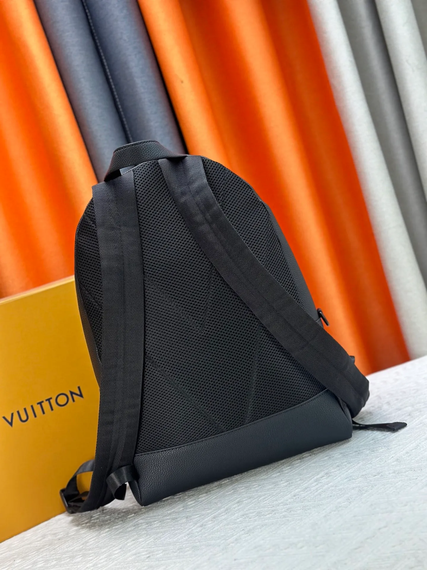 P380 M15259 The latest Discovery Work backpack is made of waxed cowhide leather and fabric lining to create a spacious shape, suitable for storing daily needs. Padded compartments and patch pockets can store a 14-inch laptop and cell phone respectively, and an exterior zipper pocket embossed with LV letters provides easy access. 42 x 19 x 32 cm (height x width x length)