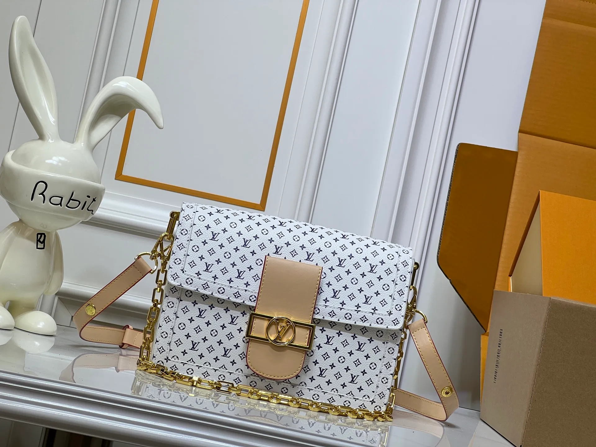 Batch 360💰【M13255 White Flower】M47149 This Dauphine Soft GM handbag is designed with timeless Louis Vuitton elements and made of soft coated canvas, showing casual daily style. The handbag is embellished with the rainbow-toned Monogram pattern reinterpreted by the world-renowned Japanese artist Takashi Murakami, which is full of playfulness. It is trimmed with natural cowhide to outline the iconic bag, and is equipped with a golden LV lock on the front, adding to the brand's unique atmosphere. The interior of the bag is equipped with a zippered pocket, making it extremely practical. 28 x 20 x 11 cm (length x height x width)