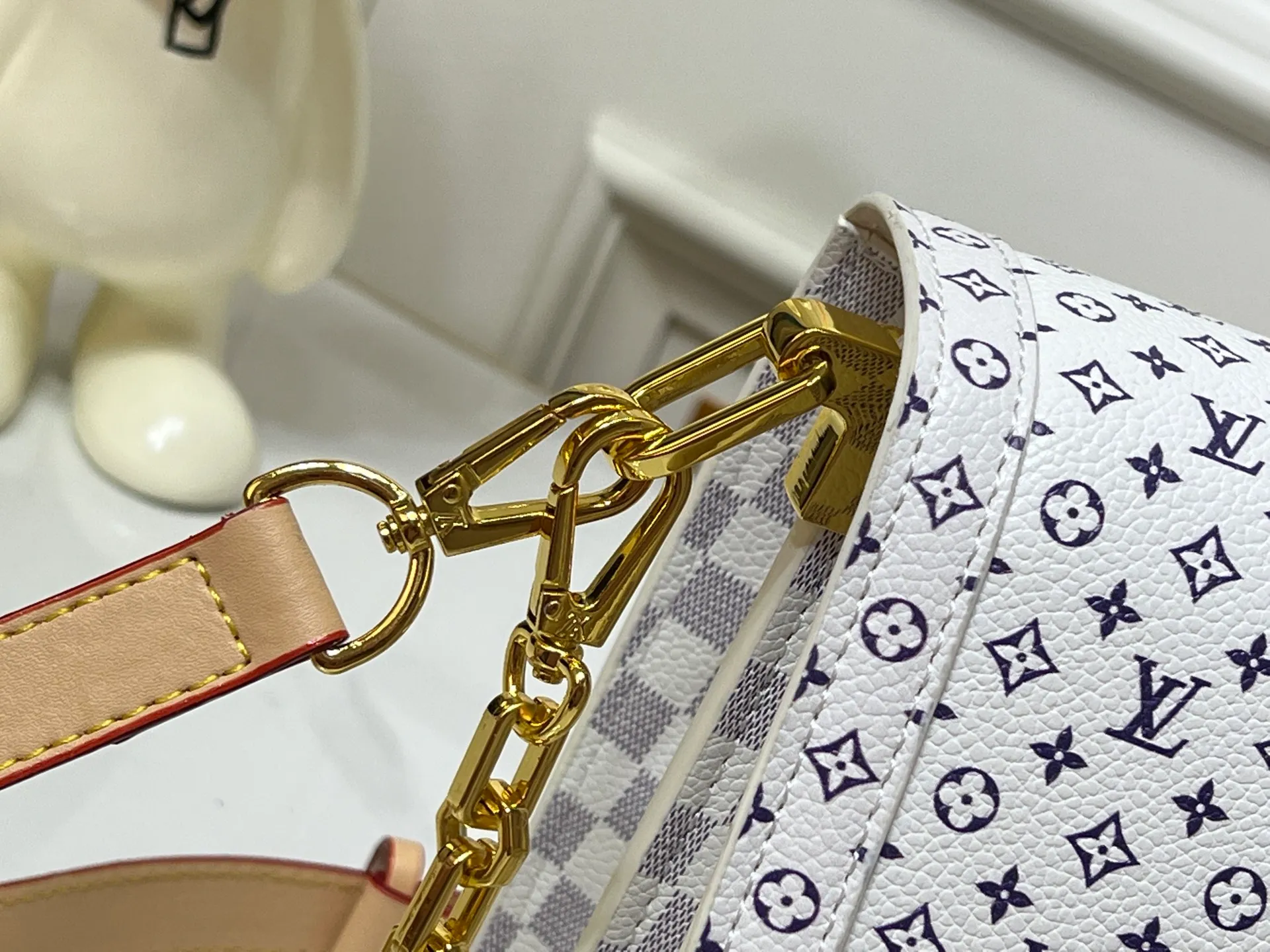 Batch 360💰【M13255 White Flower】M47149 This Dauphine Soft GM handbag is designed with timeless Louis Vuitton elements and made of soft coated canvas, showing casual daily style. The handbag is embellished with the rainbow-toned Monogram pattern reinterpreted by the world-renowned Japanese artist Takashi Murakami, which is full of playfulness. It is trimmed with natural cowhide to outline the iconic bag, and is equipped with a golden LV lock on the front, adding to the brand's unique atmosphere. The interior of the bag is equipped with a zippered pocket, making it extremely practical. 28 x 20 x 11 cm (length x height x width)
