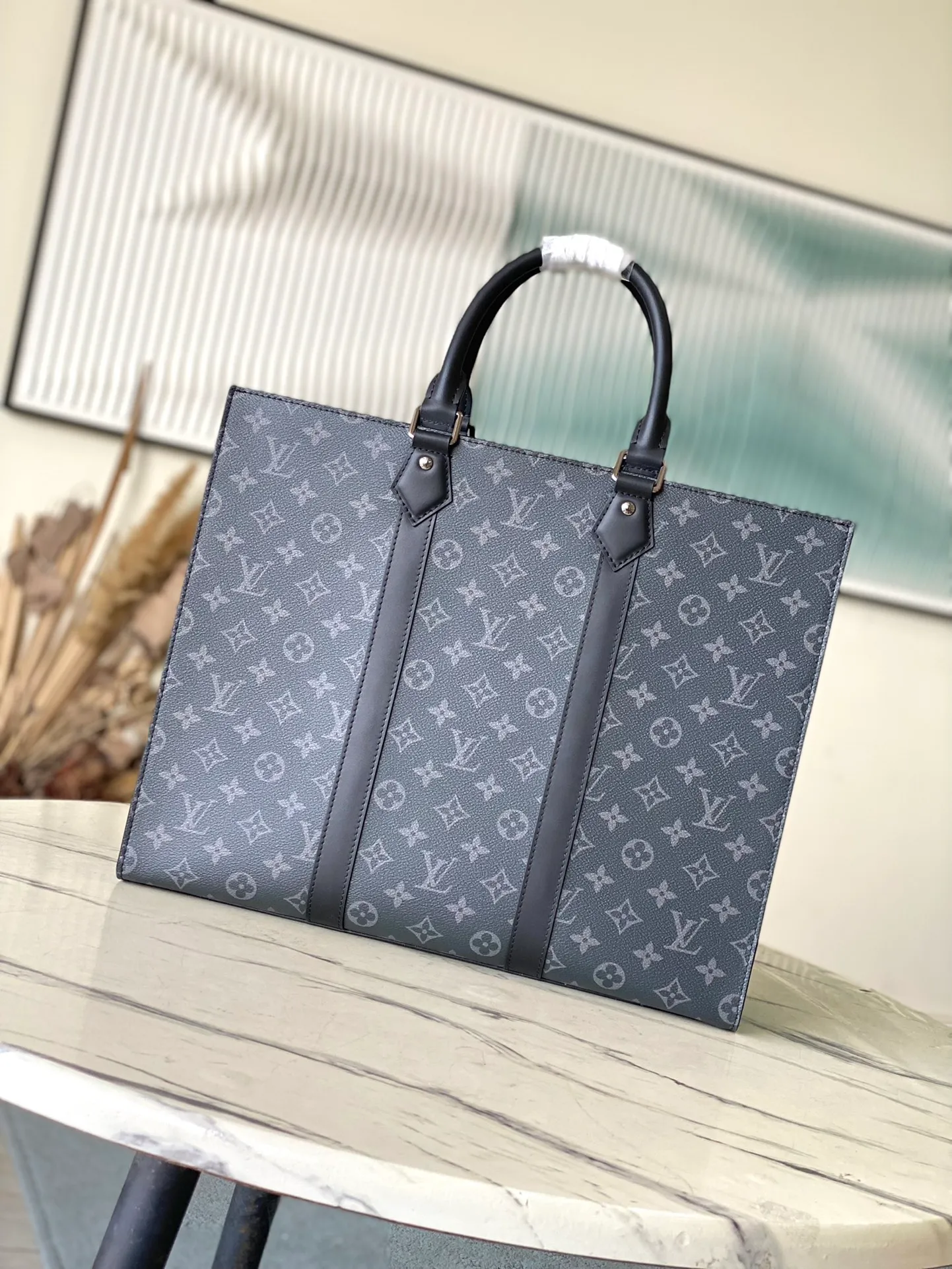 💰980 Top Original Order M47059 This Sac Plat 24H tote bag is made of Monogram embossed Taurllon cow leather. It has a wide interior space with pockets and zippered inner pockets, which can safely store valuables. The short handle makes it easy to carry, while the long handle makes it easy to carry on the shoulder. Dimensions: 41 × 33 × 14 cm