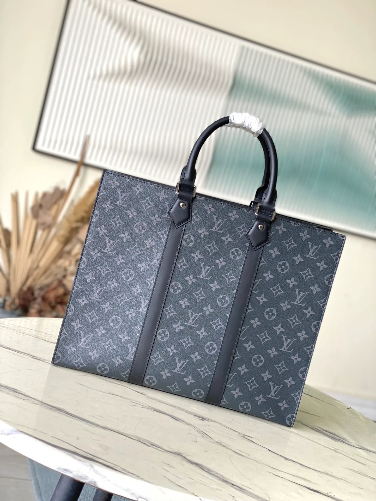 💰980 Top Original Order M47059 This Sac Plat 24H tote bag is made of Monogram embossed Taurllon cow leather. It has a wide interior space with pockets and zippered inner pockets, which can safely store valuables. The short handle makes it easy to carry, while the long handle makes it easy to carry on the shoulder. Dimensions: 41 × 33 × 14 cm