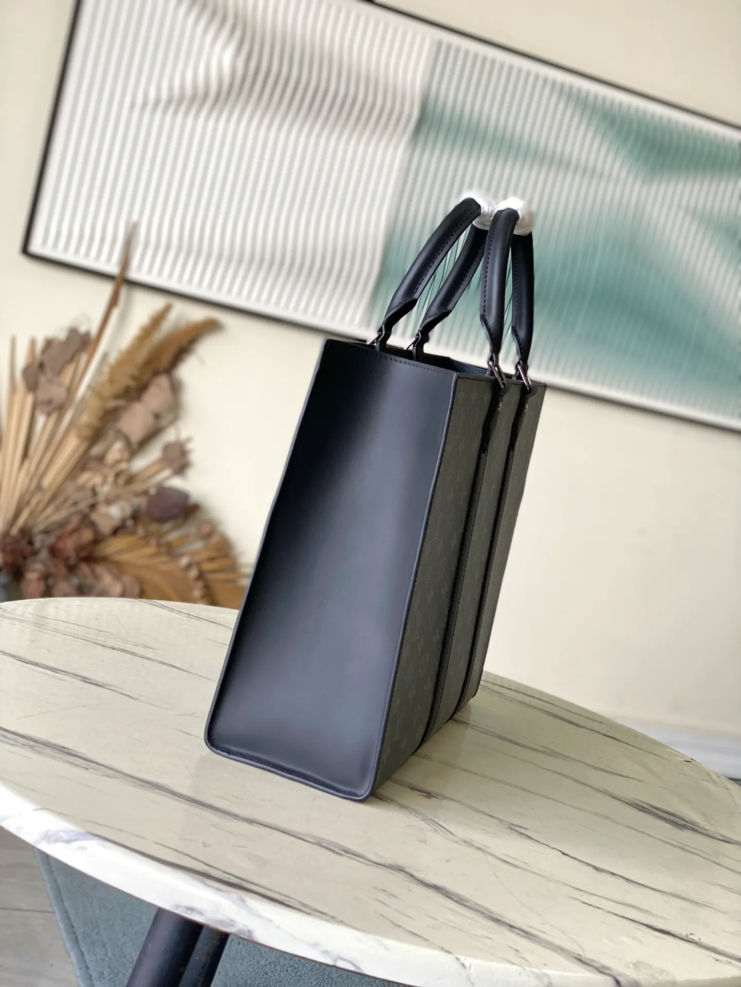 💰980 Top Original Order M47059 This Sac Plat 24H tote bag is made of Monogram embossed Taurllon cow leather. It has a wide interior space with pockets and zippered inner pockets, which can safely store valuables. The short handle makes it easy to carry, while the long handle makes it easy to carry on the shoulder. Dimensions: 41 × 33 × 14 cm