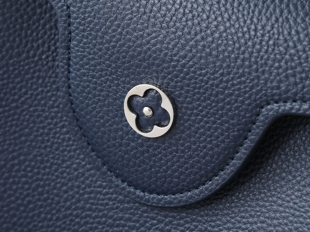 💰400💰Guangzhou goods Upgraded from the original M12135 M11964 M12751 This Capucines BB handbag is made of Taurillon cow leather, decorated with mixed metal rhombus Malletage elements on the upper edge, showing a gorgeous interpretation of the classic design. The flap allows for an external or internal style, the neat interior features multiple pockets, and the adjustable shoulder strap adds a cross-body option to the top handle. 27.0 x 17.3 x 9.0 cm (length x height x width)