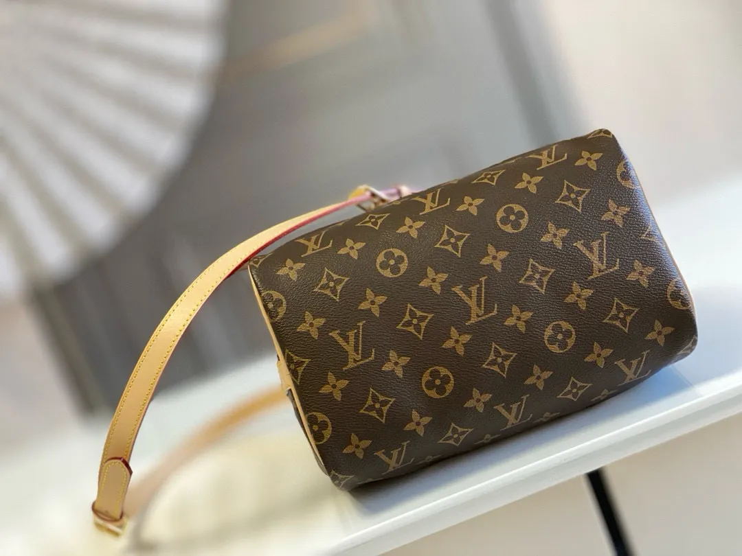 💰760 Top original order M41113 SPEEDY 25 handbag (with shoulder strap) The Speedy 25 handbag is an ideal urban handbag. Iconic shape and classic Monogram canvas, combined with multiple carrying options and luxurious natural cowhide leather trim give the bag a fashion-forward feel. Detailed Features 25 x 19 x 15 cm (Length x Height x Width) Shiny gold-tone hardware and padlock Lockable double zipper closure Internal pocket D-ring for keys and accessories Soft fabric lining Shoulder strap: removable, adjustable Strap half-length: 46.5 cm Half-length strap adjustable to: 55.0 cm Handle: double handle