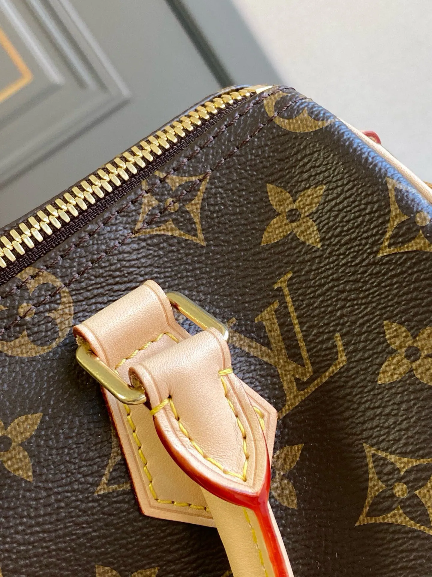 💰760 Top original order M41113 SPEEDY 25 handbag (with shoulder strap) The Speedy 25 handbag is an ideal urban handbag. Iconic shape and classic Monogram canvas, combined with multiple carrying options and luxurious natural cowhide leather trim give the bag a fashion-forward feel. Detailed Features 25 x 19 x 15 cm (Length x Height x Width) Shiny gold-tone hardware and padlock Lockable double zipper closure Internal pocket D-ring for keys and accessories Soft fabric lining Shoulder strap: removable, adjustable Strap half-length: 46.5 cm Half-length strap adjustable to: 55.0 cm Handle: double handle