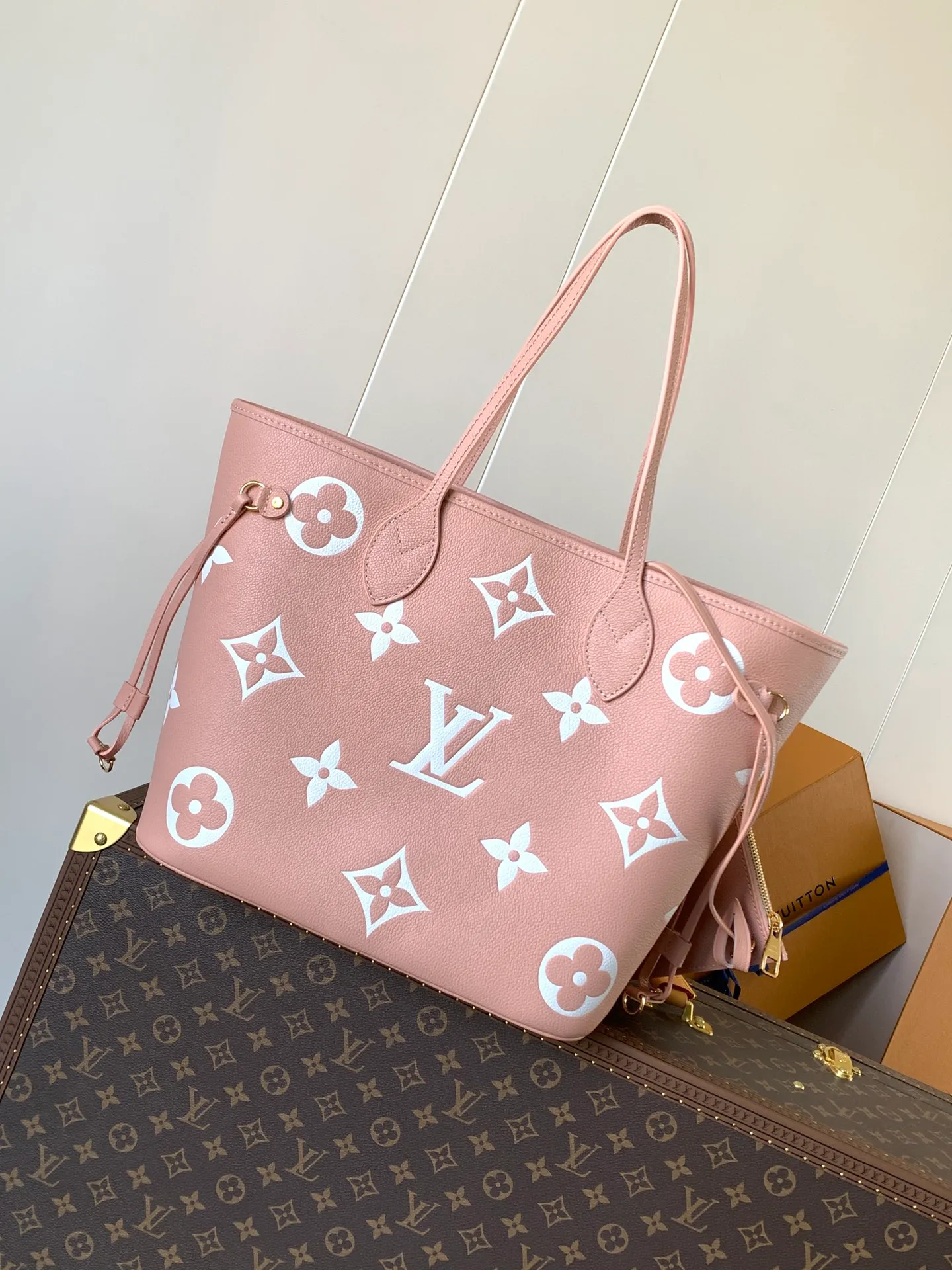 💰1180 (top layer leather) top original order, M47143 blue, M46482 haze blue, M46599 maroon, M45685 black, M45684 off-white, M45686 gray, M46516 vanilla, M46514 blue gradient, M46329 nude pink, M45686 apricot print, M46135 brown, Neverfull medium shopping bag! Redesigned interior pockets feature fresh fabric linings and vintage details inspired by the archives, most notably the detachable zippered clutch, which can be used on its own as a sophisticated clutch or as an additional pocket. 32x29x17cm