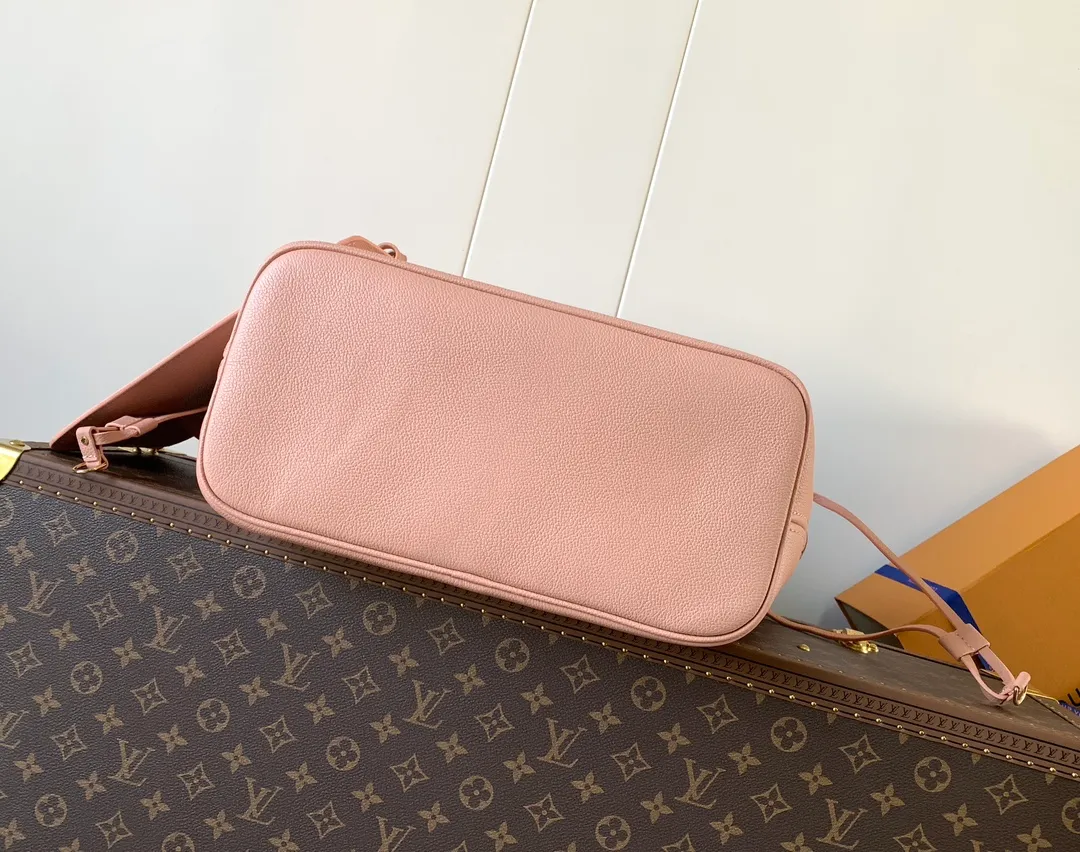 💰1180 (top layer leather) top original order, M47143 blue, M46482 haze blue, M46599 maroon, M45685 black, M45684 off-white, M45686 gray, M46516 vanilla, M46514 blue gradient, M46329 nude pink, M45686 apricot print, M46135 brown, Neverfull medium shopping bag! Redesigned interior pockets feature fresh fabric linings and vintage details inspired by the archives, most notably the detachable zippered clutch, which can be used on its own as a sophisticated clutch or as an additional pocket. 32x29x17cm