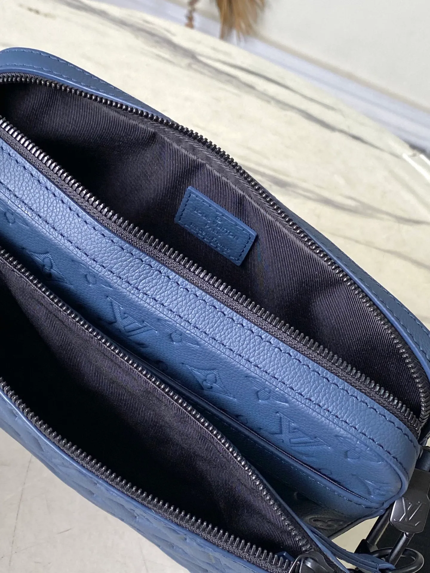 💰1100 (top layer leather) dark blue top original single M14785 This Trio messenger bag is made of soft Monogram Shadow embossed cow leather, and is dyed with vibrant colors for the modern Monogram embossed pattern. The form-fitting construction incorporates main pockets and a detachable zipped front pocket, and the shoulder strap features a detachable coin purse. Dimensions: 25 × 18.5 × 7 cm