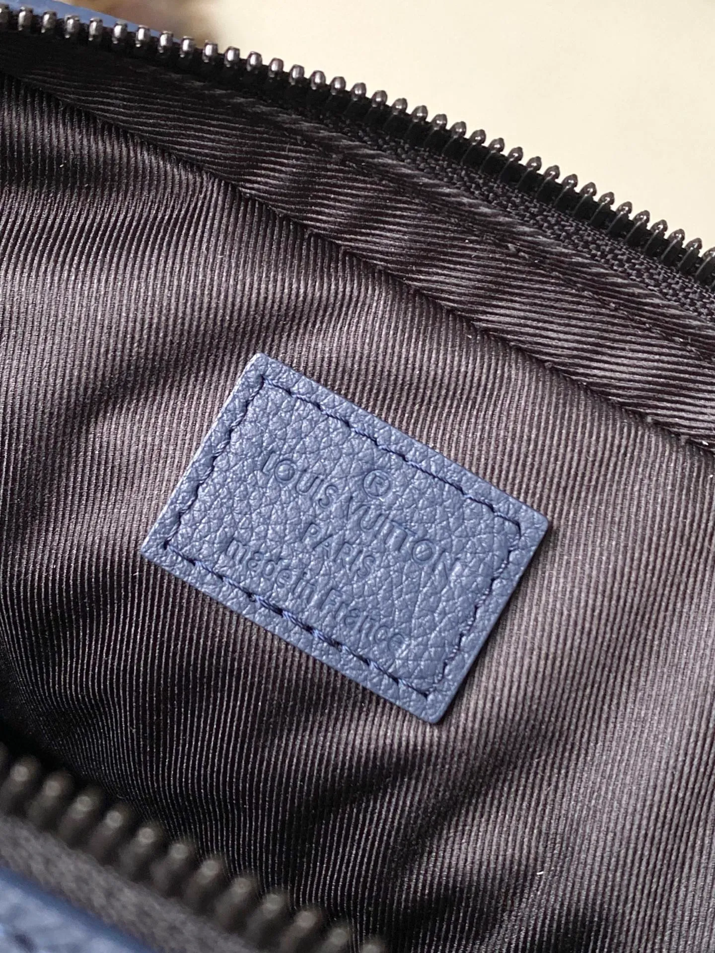 💰1100 (top layer leather) dark blue top original single M14785 This Trio messenger bag is made of soft Monogram Shadow embossed cow leather, and is dyed with vibrant colors for the modern Monogram embossed pattern. The form-fitting construction incorporates main pockets and a detachable zipped front pocket, and the shoulder strap features a detachable coin purse. Dimensions: 25 × 18.5 × 7 cm