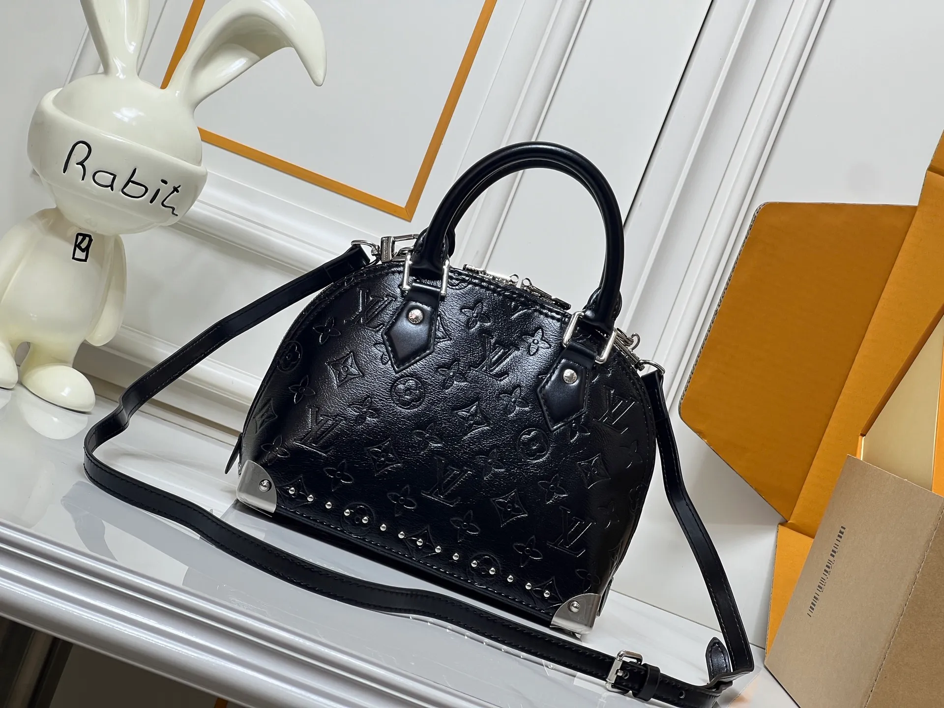 Batch 300💰Upgraded original M26084 M27812 This Alma BB handbag has been reinterpreted and becomes a new member of the Trunk series, paying tribute to the brand's long travel culture with its classic logo. The handbag is made of Monogram canvas, trimmed with deep leather, and embellished with dazzling metal corners and studs. This version comes with a removable chain that can be worn with the adjustable shoulder strap or alone. Dimensions: 22 x 19 x 11 (cm) ((length x height x width)