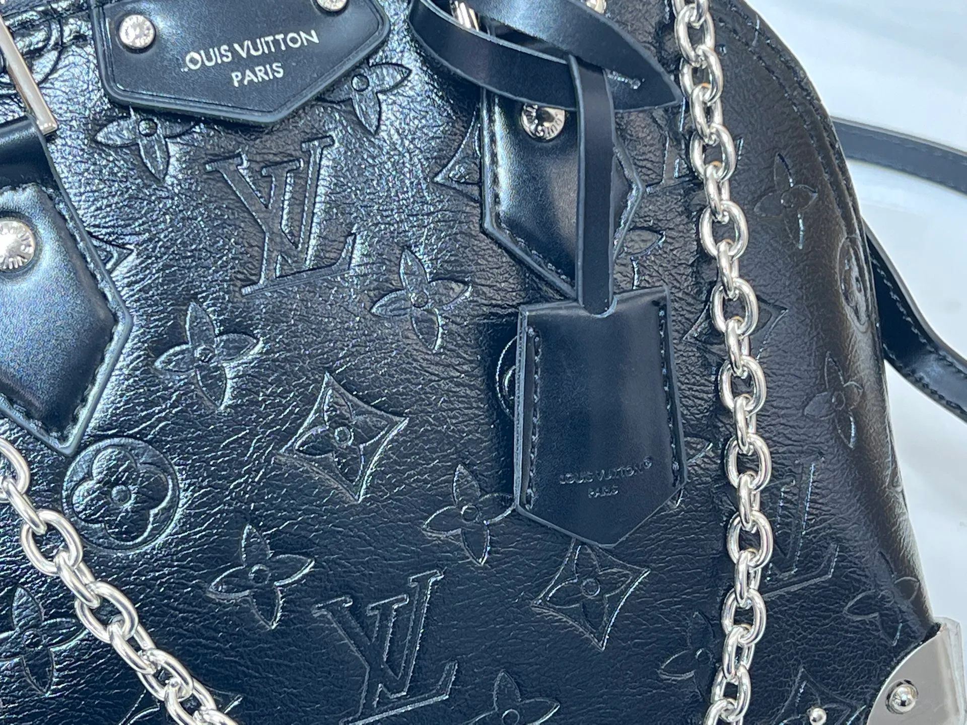 Batch 300💰Upgraded original M26084 M27812 This Alma BB handbag has been reinterpreted and becomes a new member of the Trunk series, paying tribute to the brand's long travel culture with its classic logo. The handbag is made of Monogram canvas, trimmed with deep leather, and embellished with dazzling metal corners and studs. This version comes with a removable chain that can be worn with the adjustable shoulder strap or alone. Dimensions: 22 x 19 x 11 (cm) ((length x height x width)