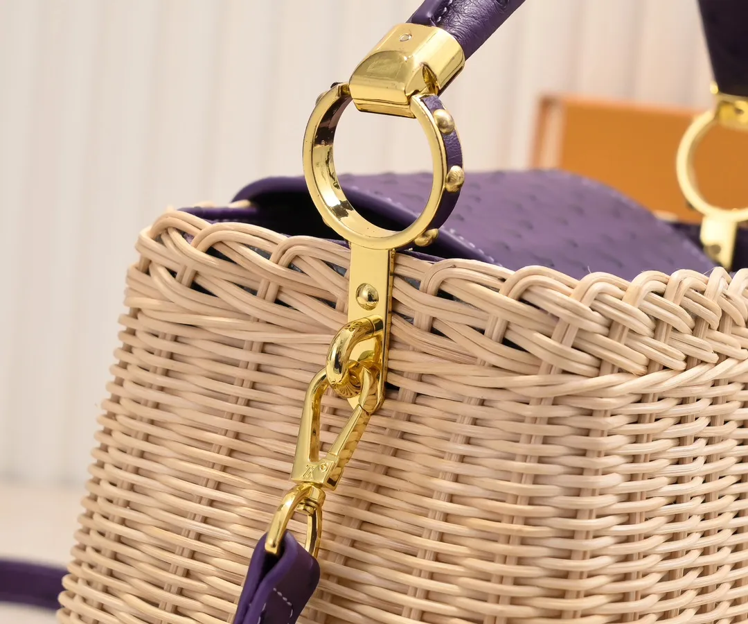 The upgraded version of P680 M11618 ostrich pattern Capucines BB handbag has a unique rattan weaving structure, paying tribute to the Louis Vuitton picnic box design that came out in 1892. The cow leather shapes the top handle and flap, the LV letters reveal a metallic texture, and the detachable and adjustable leather shoulder strap makes it easy to carry on the shoulder. The gift box packaging provided with this product may be reasonably adjusted depending on the stock situation, and may be different from the packaging style displayed on this product page. Please refer to the actual gift box packaging style received for details. Size:27×17.3×9cm