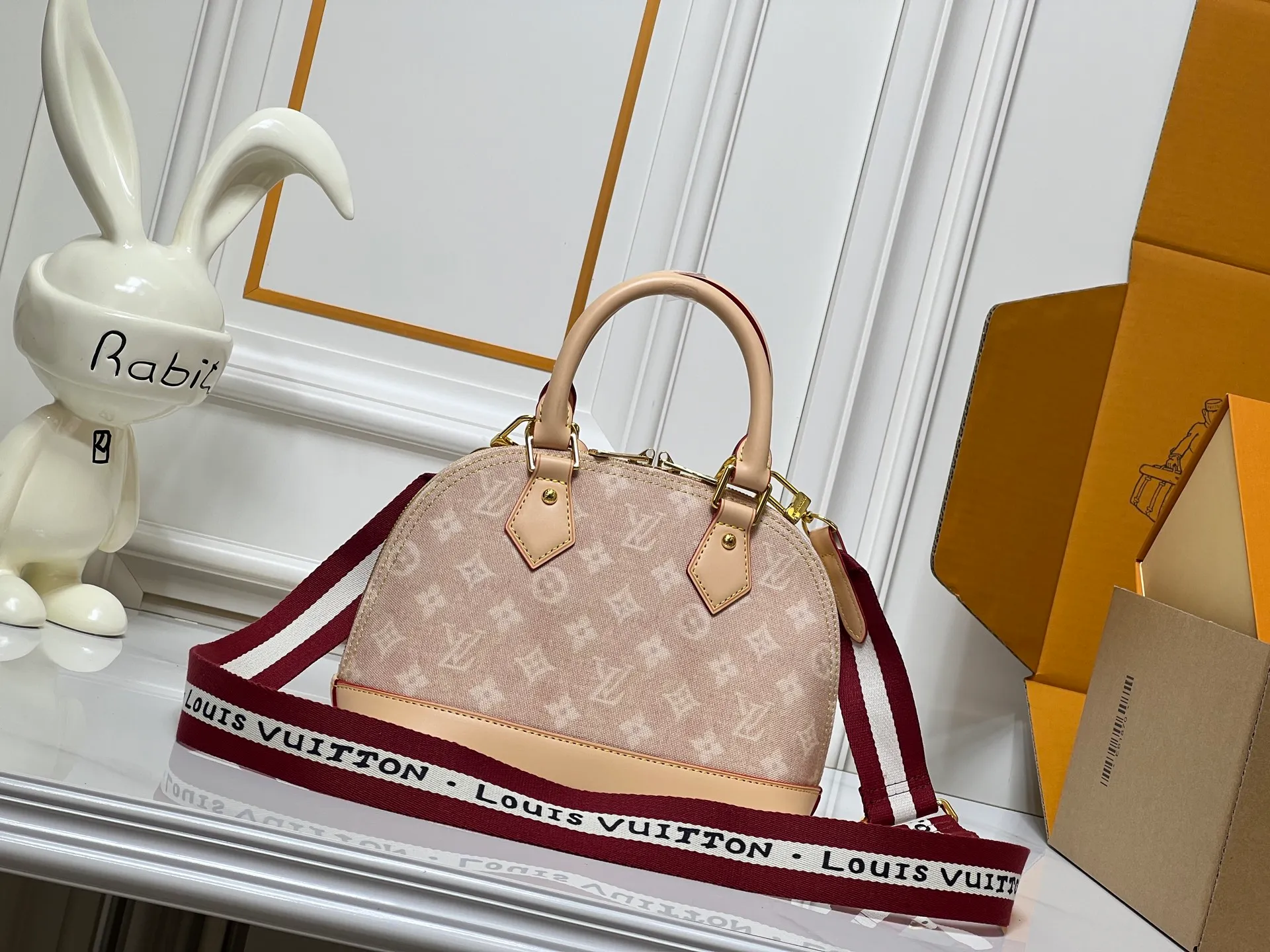 Batch 300💰Alma BB handbag M99021 M82348 A creative work of Louis Vuitton's Catogram series, the Alma BB handbag is made of light beige denim and engraved with the brand's iconic Monogram pattern, showing a retro style. Paired with beige leather trim and gold hardware, the classic shell bag shape incorporates cute cat charms, injecting vitality into the overall look. Equipped with a detachable shoulder strap, it can be carried by hand or cross-body to meet a variety of dressing needs. From daily outings to casual luxury socializing, it combines retro texture and cute design to become an eye-catching item that shows personality and taste. It is a fashionable choice for those who love cute style and classic design. Size: 23.5x17x11cm