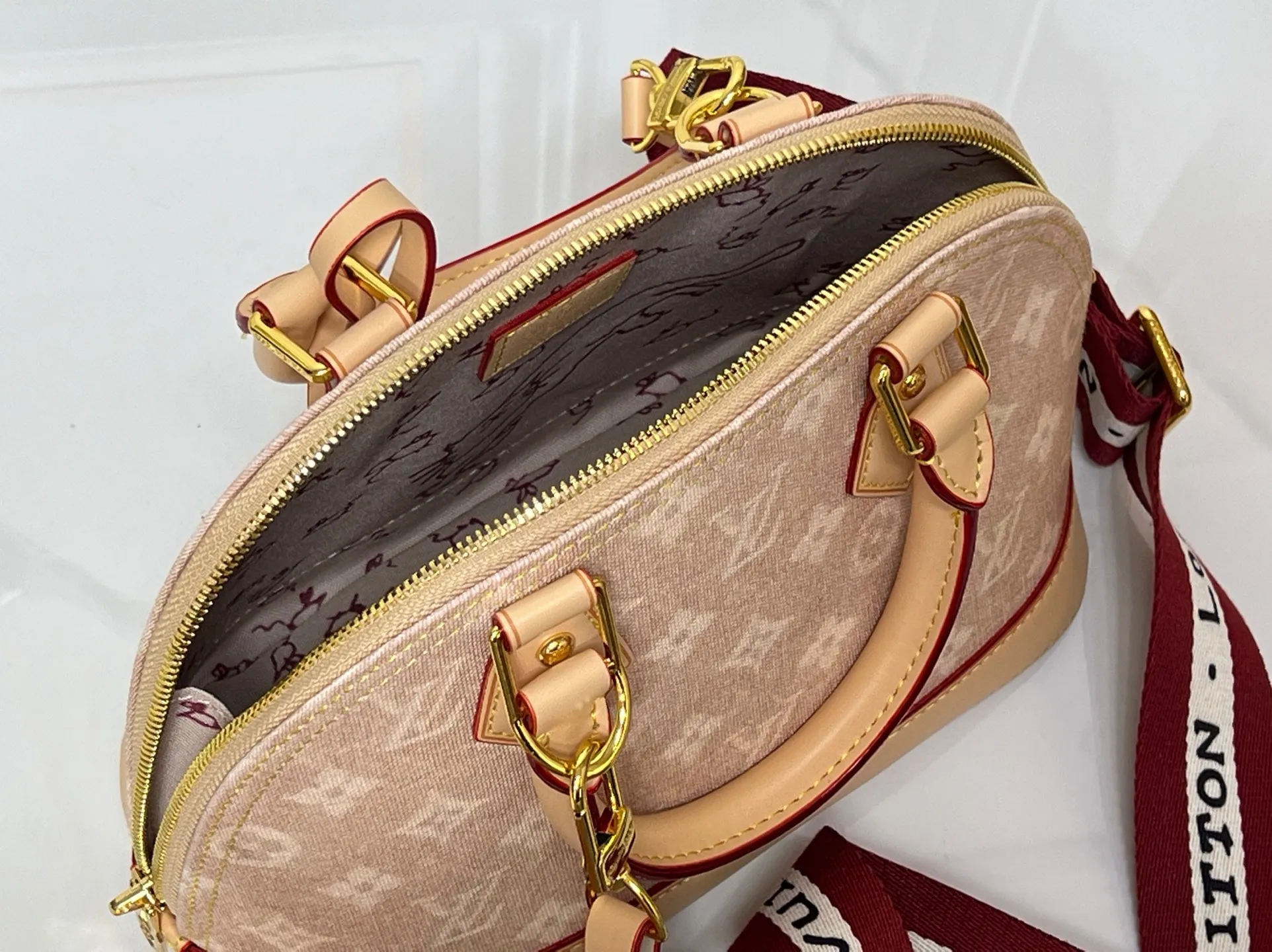 Batch 300💰Alma BB handbag M99021 M82348 A creative work of Louis Vuitton's Catogram series, the Alma BB handbag is made of light beige denim and engraved with the brand's iconic Monogram pattern, showing a retro style. Paired with beige leather trim and gold hardware, the classic shell bag shape incorporates cute cat charms, injecting vitality into the overall look. Equipped with a detachable shoulder strap, it can be carried by hand or cross-body to meet a variety of dressing needs. From daily outings to casual luxury socializing, it combines retro texture and cute design to become an eye-catching item that shows personality and taste. It is a fashionable choice for those who love cute style and classic design. Size: 23.5x17x11cm
