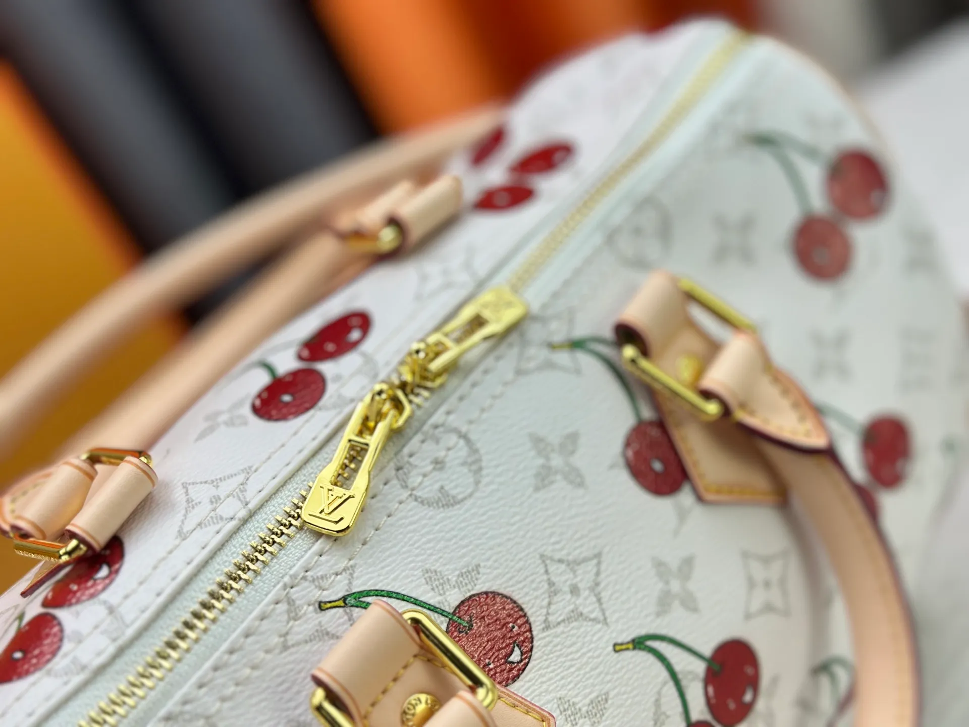 P300 M14328 Upgraded original version This Speedy Soft 30 handbag Murakami series Monogram Dune element pays tribute to the design of Gaston Louis Vuitton collection series. The long handle makes it easy to carry on the shoulder, making it a great travel companion. 30.0 x 21.0 x 17.0 cm (L x H x W) • Coated canvas • Cow leather trim • Metal hardware • Double zipper closure • Internal zippered pocket • Key holder • Patch name tag • Airplane style decoration • Holds 9" tablet, 6.7" smart phone, Ziy long wallet, keys, tissues, and sun • Shoulder strap: removable, non-adjustable • Strap half length: 24.0 cm • Handle: Double handle