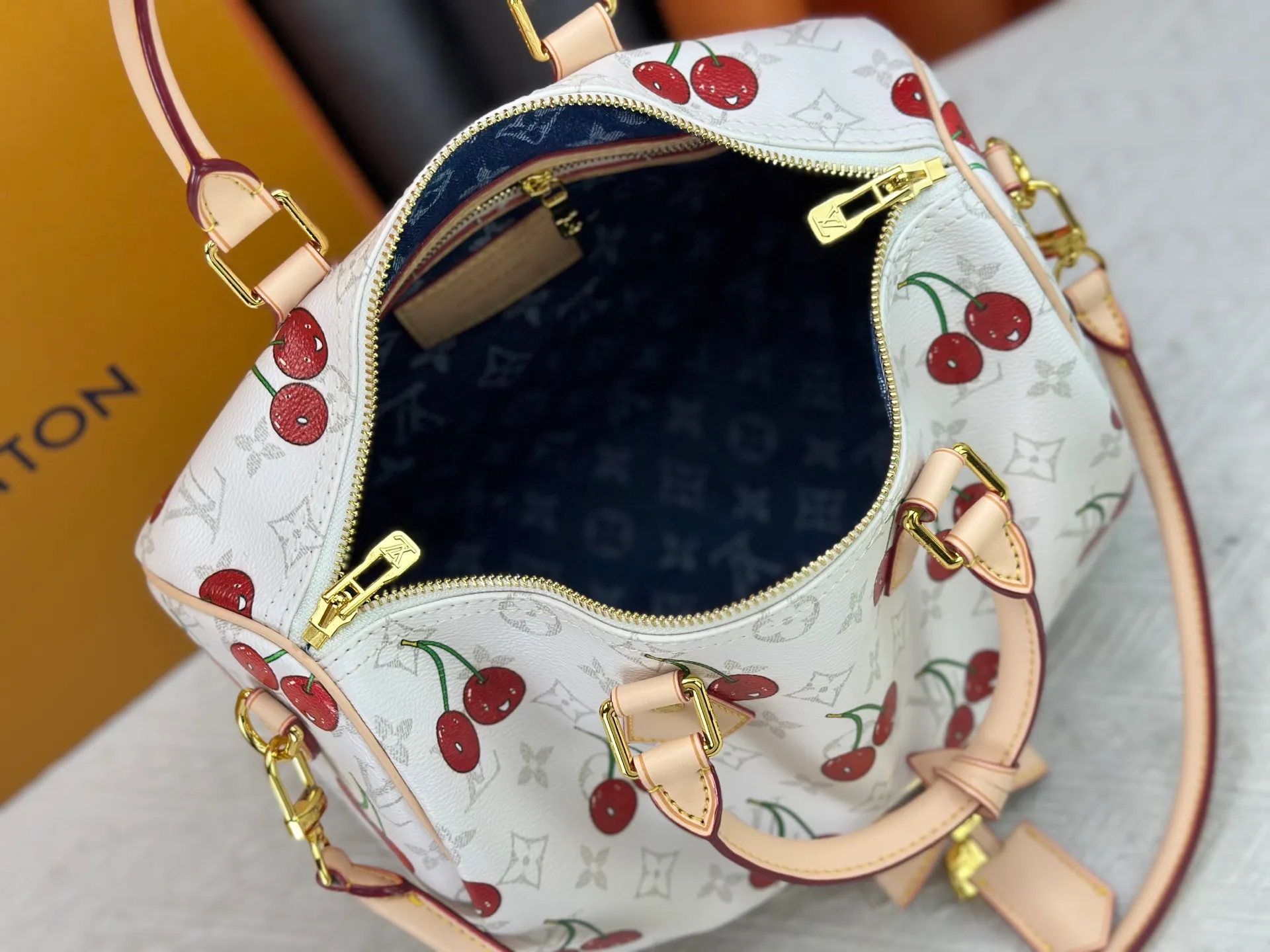 P300 M14328 Upgraded original version This Speedy Soft 30 handbag Murakami series Monogram Dune element pays tribute to the design of Gaston Louis Vuitton collection series. The long handle makes it easy to carry on the shoulder, making it a great travel companion. 30.0 x 21.0 x 17.0 cm (L x H x W) • Coated canvas • Cow leather trim • Metal hardware • Double zipper closure • Internal zippered pocket • Key holder • Patch name tag • Airplane style decoration • Holds 9" tablet, 6.7" smart phone, Ziy long wallet, keys, tissues, and sun • Shoulder strap: removable, non-adjustable • Strap half length: 24.0 cm • Handle: Double handle