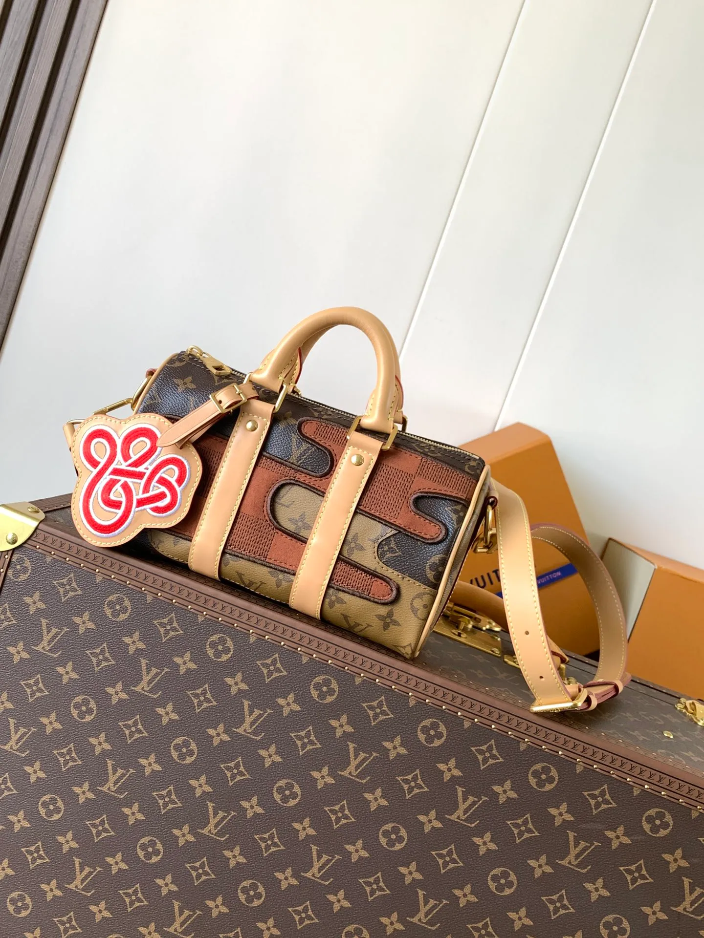 💰1220 Top original order M15428 Top original order Transcoding chip 163C This Keepall Bandoulière25 handbag is inspired by the Japanese Boro patchwork craftsmanship. The classic Monogram canvas bag is embroidered with Monogram and Damier canvas, creating a creative pattern that matches the terrain. 25 cm