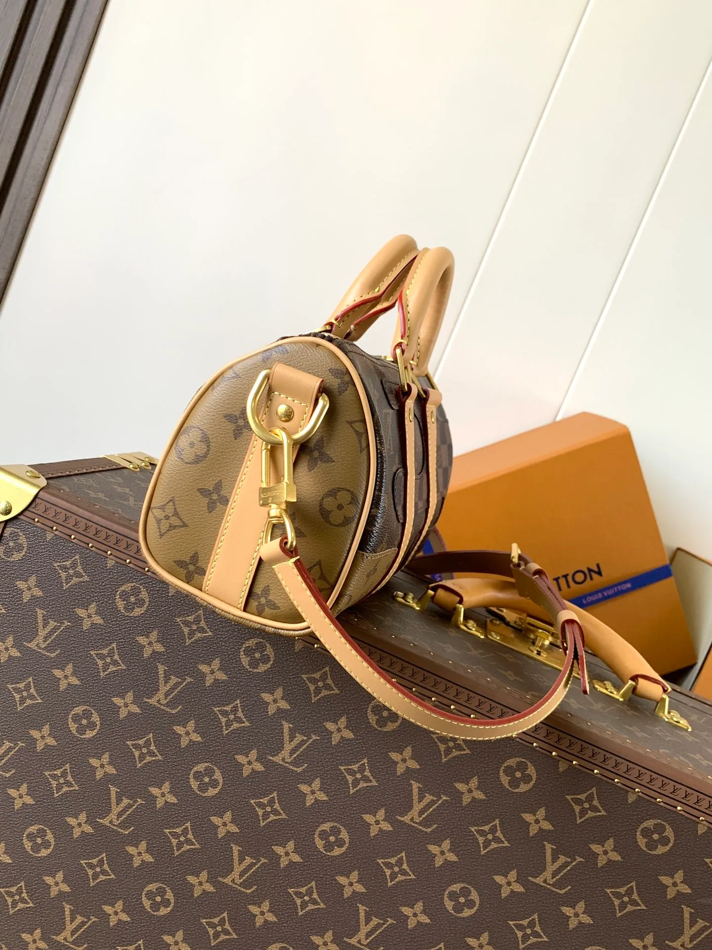 💰1220 Top original order M15428 Top original order Transcoding chip 163C This Keepall Bandoulière25 handbag is inspired by the Japanese Boro patchwork craftsmanship. The classic Monogram canvas bag is embroidered with Monogram and Damier canvas, creating a creative pattern that matches the terrain. 25 cm