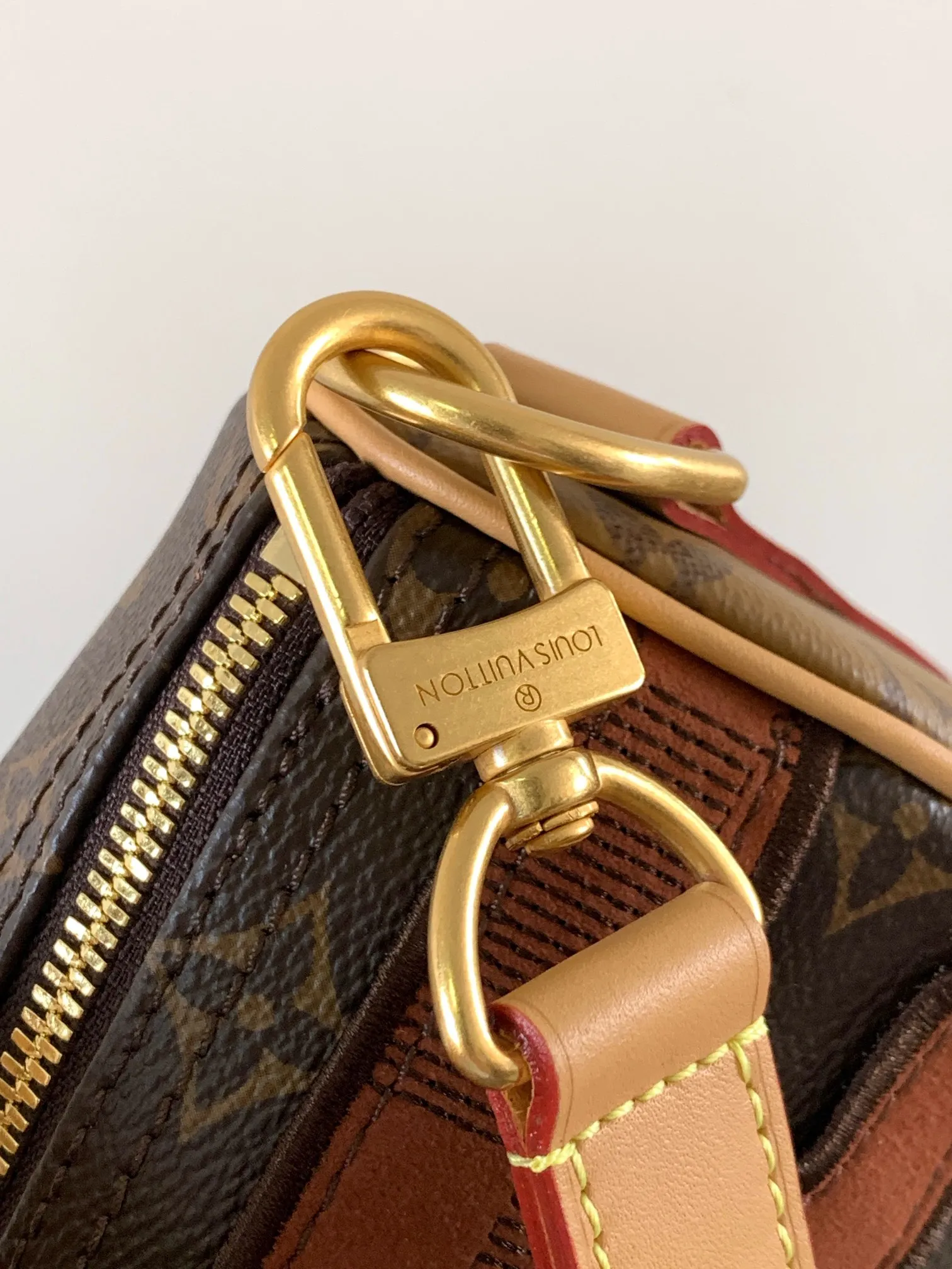 💰1220 Top original order M15428 Top original order Transcoding chip 163C This Keepall Bandoulière25 handbag is inspired by the Japanese Boro patchwork craftsmanship. The classic Monogram canvas bag is embroidered with Monogram and Damier canvas, creating a creative pattern that matches the terrain. 25 cm
