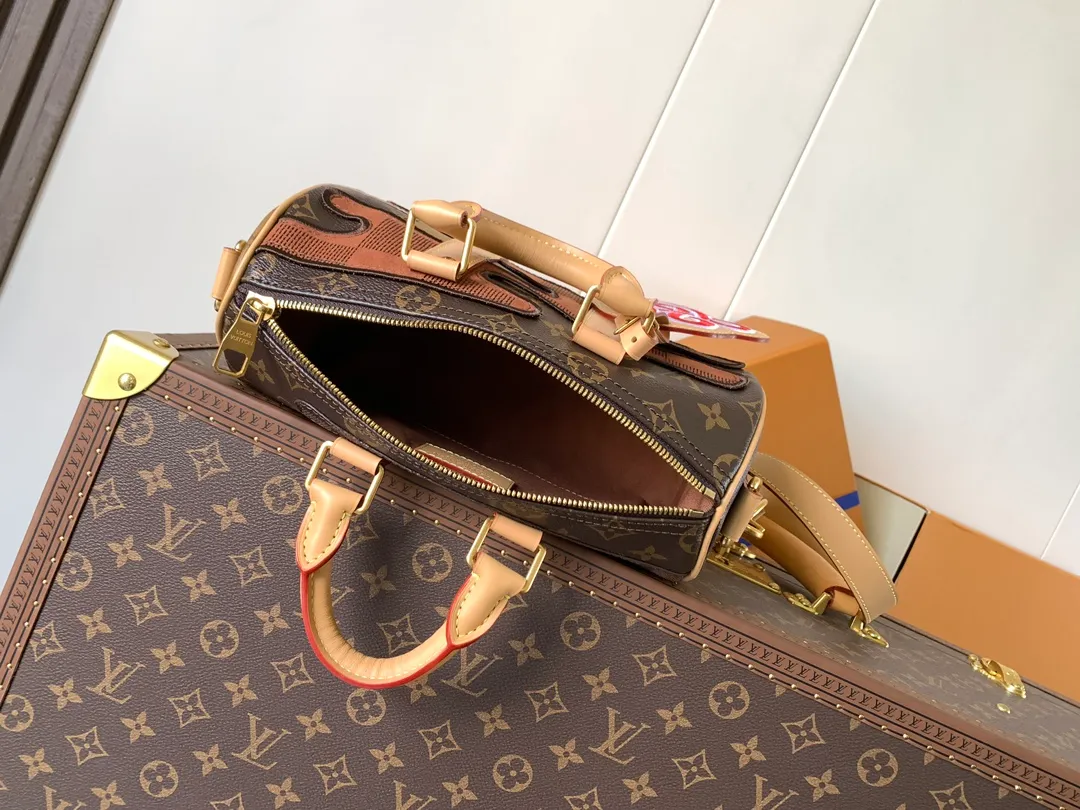 💰1220 Top original order M15428 Top original order Transcoding chip 163C This Keepall Bandoulière25 handbag is inspired by the Japanese Boro patchwork craftsmanship. The classic Monogram canvas bag is embroidered with Monogram and Damier canvas, creating a creative pattern that matches the terrain. 25 cm