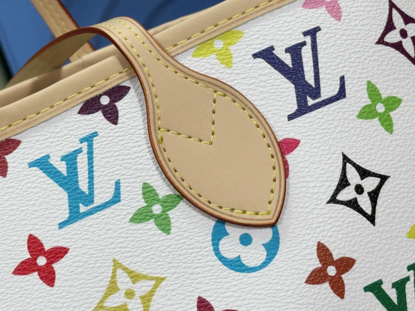 P260 upgraded original M40156 M40995 [latest color printing] Louis Vuitton's new interpretation of the neverfull classic handbag, explore the exquisite details inside the bag. Redesigned interior pockets feature fresh fabric linings and vintage details inspired by the Louis Vuitton archives, most notably the detachable zippered clutch, which can be used on its own as a sophisticated clutch or as an additional pocket. Bright lining tones add a lively feel to the classic monogram canvas. The most shining bag at night, only it can make you the brightest star in the night. Size 32x29x17cm