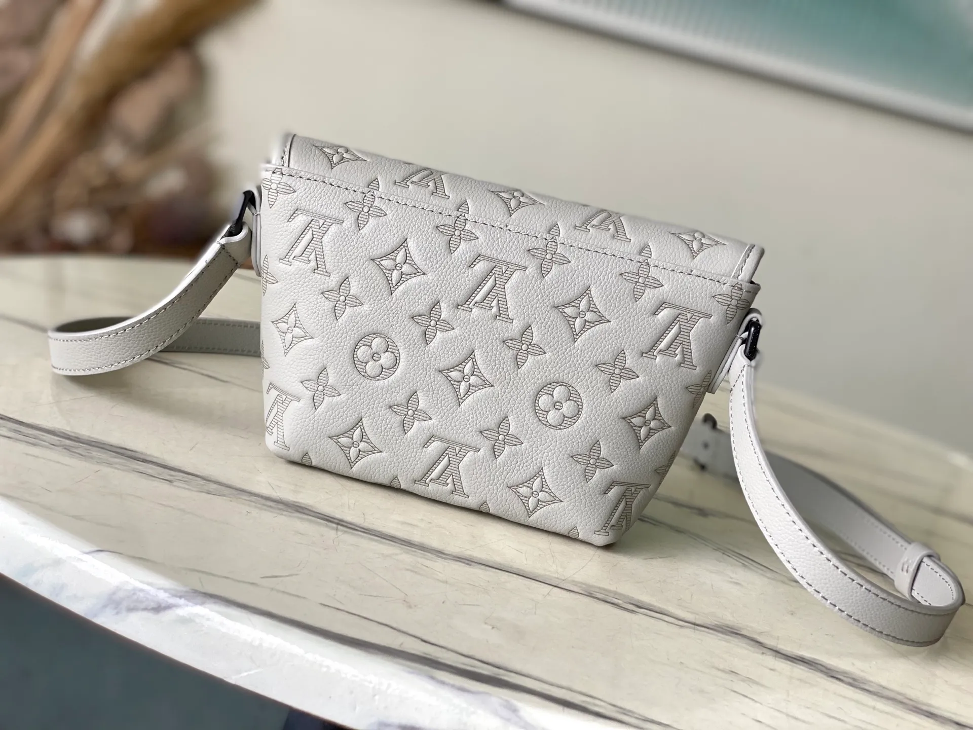 💰1300 (top layer leather) top original order M14794 This Pulse mini handbag is made of Monogram Shadow embossed cow leather dip-dyed in a modern new color, with a soft texture to upgrade the elegant structure and comfortable carrying experience. Metal hardware and zippers on the flap pocket subtly accentuate the bag's pattern, and the adjustable shoulder strap offers shoulder and cross-body options. Dimensions: 22.5 × 16 × 5 cm