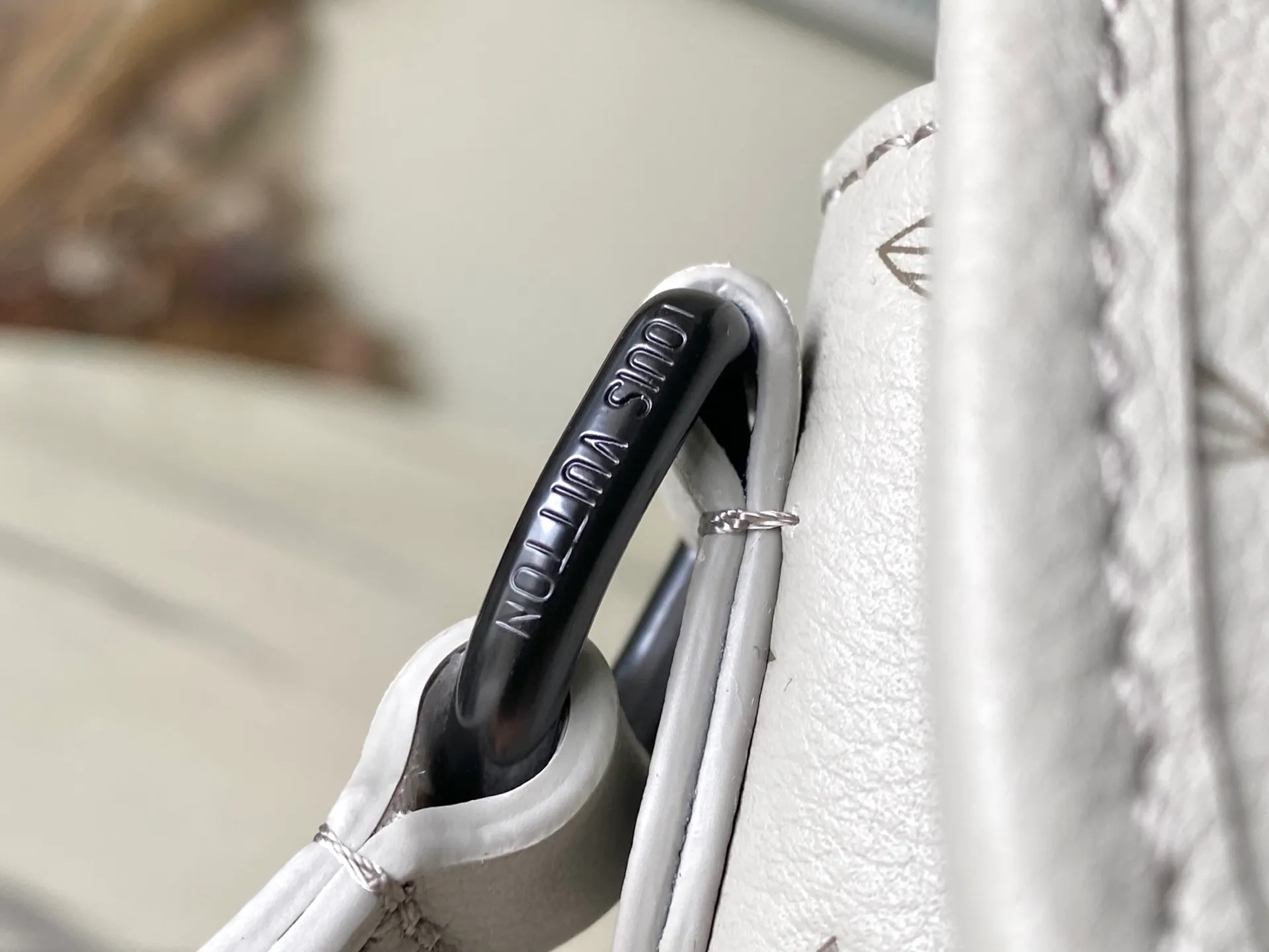 💰1300 (top layer leather) top original order M14794 This Pulse mini handbag is made of Monogram Shadow embossed cow leather dip-dyed in a modern new color, with a soft texture to upgrade the elegant structure and comfortable carrying experience. Metal hardware and zippers on the flap pocket subtly accentuate the bag's pattern, and the adjustable shoulder strap offers shoulder and cross-body options. Dimensions: 22.5 × 16 × 5 cm