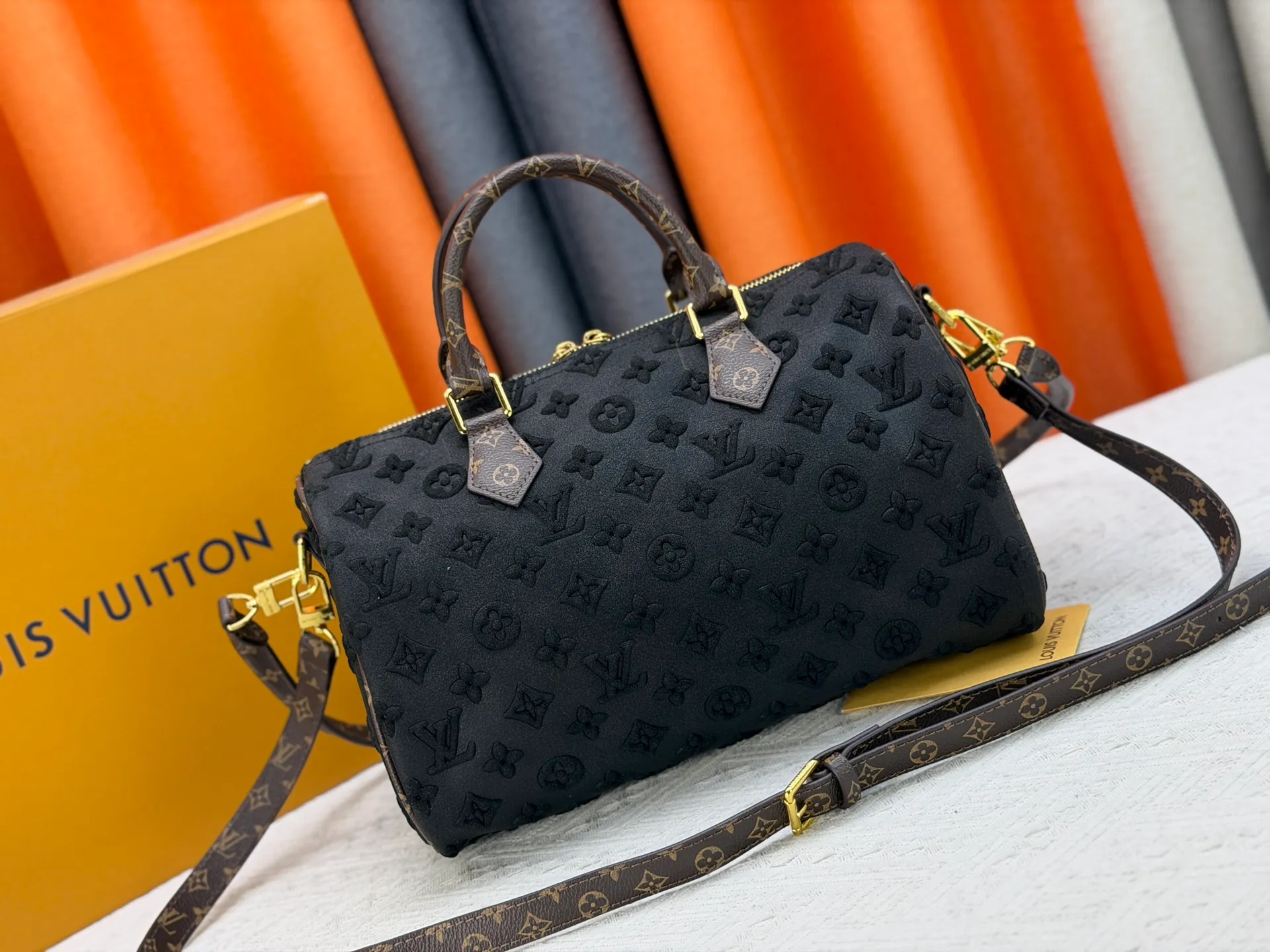 P320 M15225 M22853 Speedy Bandoulière 30 Handbag A refreshed version of Louis Vuitton's classic Speedy series, it is crafted from gray embossed leather and is engraved with the brand's iconic Monogram pattern, fully demonstrating the brand's heritage in texture. Equipped with golden metal accessories, it has a delicate handle and an adjustable shoulder strap, so it can be carried elegantly by hand or worn casually across the body. Built-in detachable coin purse blends practicality and design. From daily commuting to leisure travel, it combines classic bag shapes with modern materials to interpret the balance of French elegance and pragmatism. It is a fashionable item that highlights your individual taste. Dimensions: 30x18x17 cm