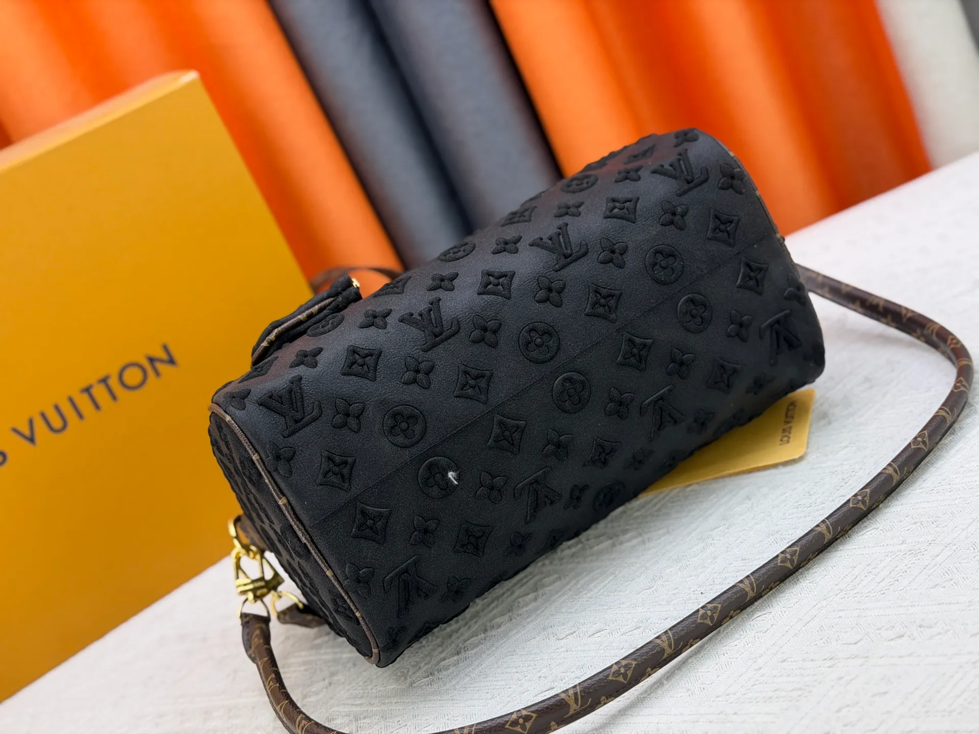 P320 M15225 M22853 Speedy Bandoulière 30 Handbag A refreshed version of Louis Vuitton's classic Speedy series, it is crafted from gray embossed leather and is engraved with the brand's iconic Monogram pattern, fully demonstrating the brand's heritage in texture. Equipped with golden metal accessories, it has a delicate handle and an adjustable shoulder strap, so it can be carried elegantly by hand or worn casually across the body. Built-in detachable coin purse blends practicality and design. From daily commuting to leisure travel, it combines classic bag shapes with modern materials to interpret the balance of French elegance and pragmatism. It is a fashionable item that highlights your individual taste. Dimensions: 30x18x17 cm