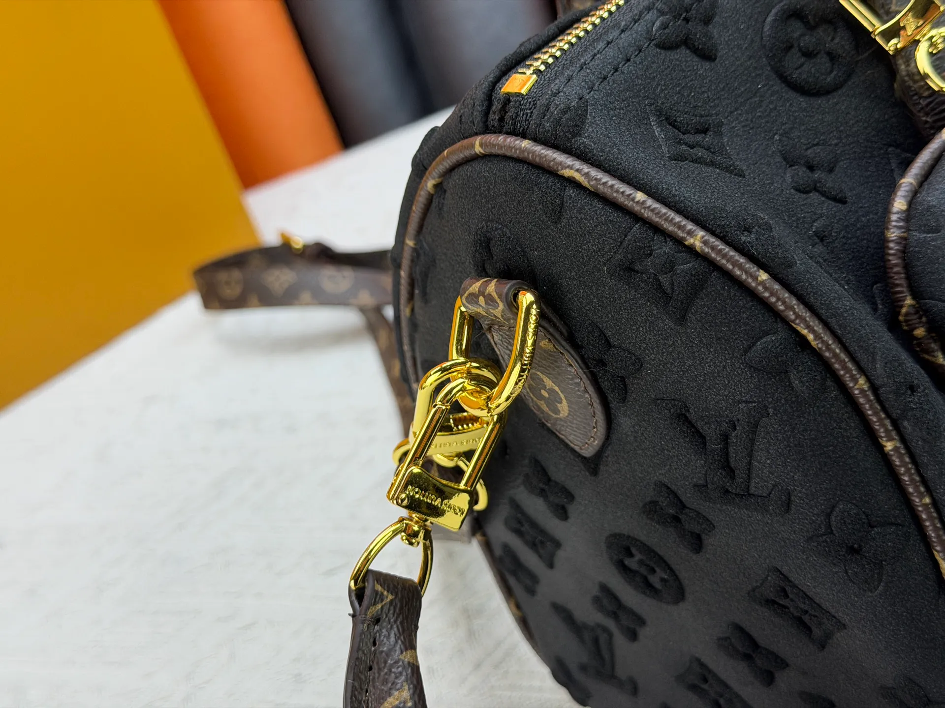 P320 M15225 M22853 Speedy Bandoulière 30 Handbag A refreshed version of Louis Vuitton's classic Speedy series, it is crafted from gray embossed leather and is engraved with the brand's iconic Monogram pattern, fully demonstrating the brand's heritage in texture. Equipped with golden metal accessories, it has a delicate handle and an adjustable shoulder strap, so it can be carried elegantly by hand or worn casually across the body. Built-in detachable coin purse blends practicality and design. From daily commuting to leisure travel, it combines classic bag shapes with modern materials to interpret the balance of French elegance and pragmatism. It is a fashionable item that highlights your individual taste. Dimensions: 30x18x17 cm