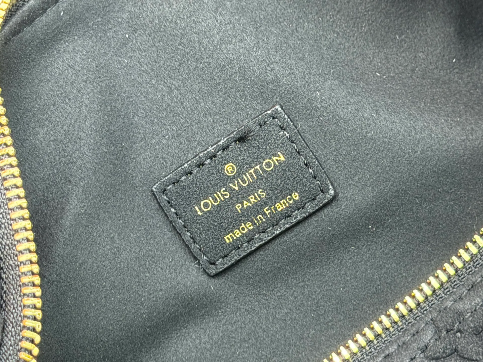P320 M15225 M22853 Speedy Bandoulière 30 Handbag A refreshed version of Louis Vuitton's classic Speedy series, it is crafted from gray embossed leather and is engraved with the brand's iconic Monogram pattern, fully demonstrating the brand's heritage in texture. Equipped with golden metal accessories, it has a delicate handle and an adjustable shoulder strap, so it can be carried elegantly by hand or worn casually across the body. Built-in detachable coin purse blends practicality and design. From daily commuting to leisure travel, it combines classic bag shapes with modern materials to interpret the balance of French elegance and pragmatism. It is a fashionable item that highlights your individual taste. Dimensions: 30x18x17 cm