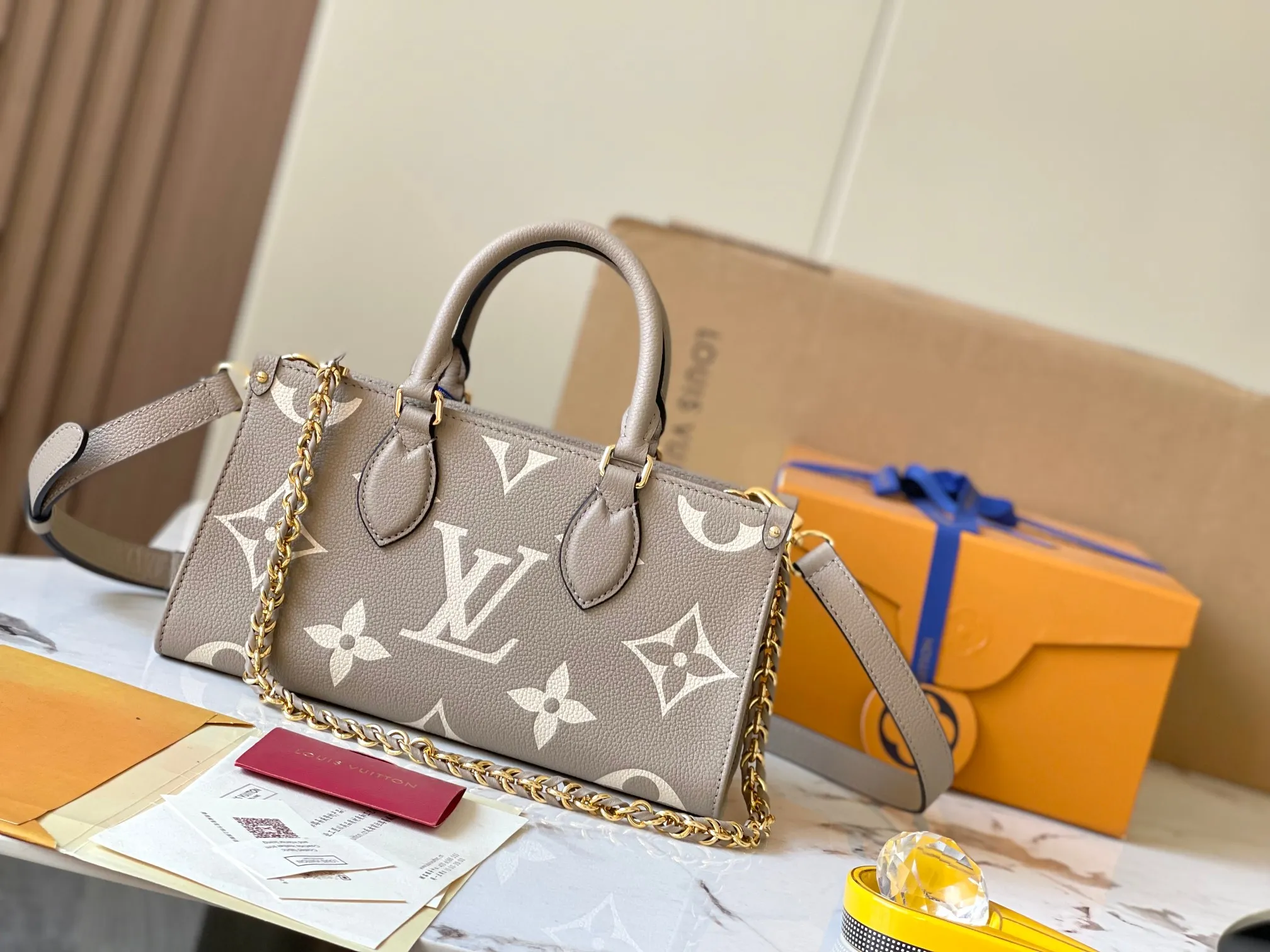 P2160 [Special grade all-steel original leather 💋 M23641 elephant gray] This OnTheGo small handbag is made of Monogram Empreinte leather embossed with Giant Monogram pattern, highlighting the soft and slender silhouette. The compact interior keeps your daily essentials organized, while the articulated top handle and detachable leather and woven chain shoulder strap allow for a variety of carrying options. 25 x 13 x 10 cm (length x height x width)