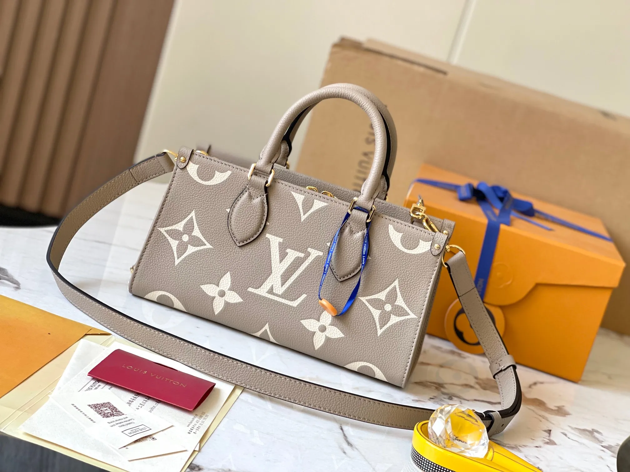 P2160 [Special grade all-steel original leather 💋 M23641 elephant gray] This OnTheGo small handbag is made of Monogram Empreinte leather embossed with Giant Monogram pattern, highlighting the soft and slender silhouette. The compact interior keeps your daily essentials organized, while the articulated top handle and detachable leather and woven chain shoulder strap allow for a variety of carrying options. 25 x 13 x 10 cm (length x height x width)
