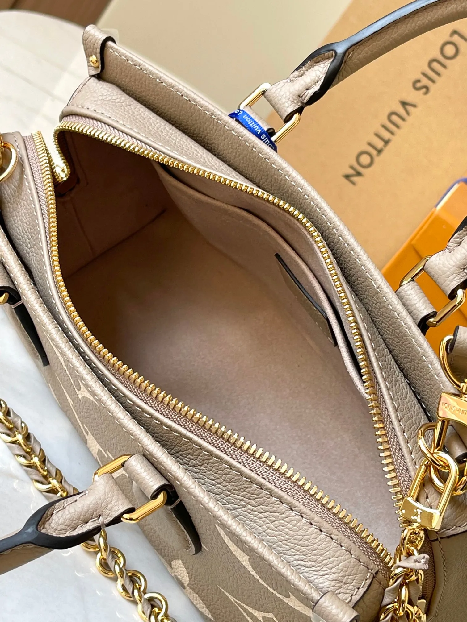 P2160 [Special grade all-steel original leather 💋 M23641 elephant gray] This OnTheGo small handbag is made of Monogram Empreinte leather embossed with Giant Monogram pattern, highlighting the soft and slender silhouette. The compact interior keeps your daily essentials organized, while the articulated top handle and detachable leather and woven chain shoulder strap allow for a variety of carrying options. 25 x 13 x 10 cm (length x height x width)