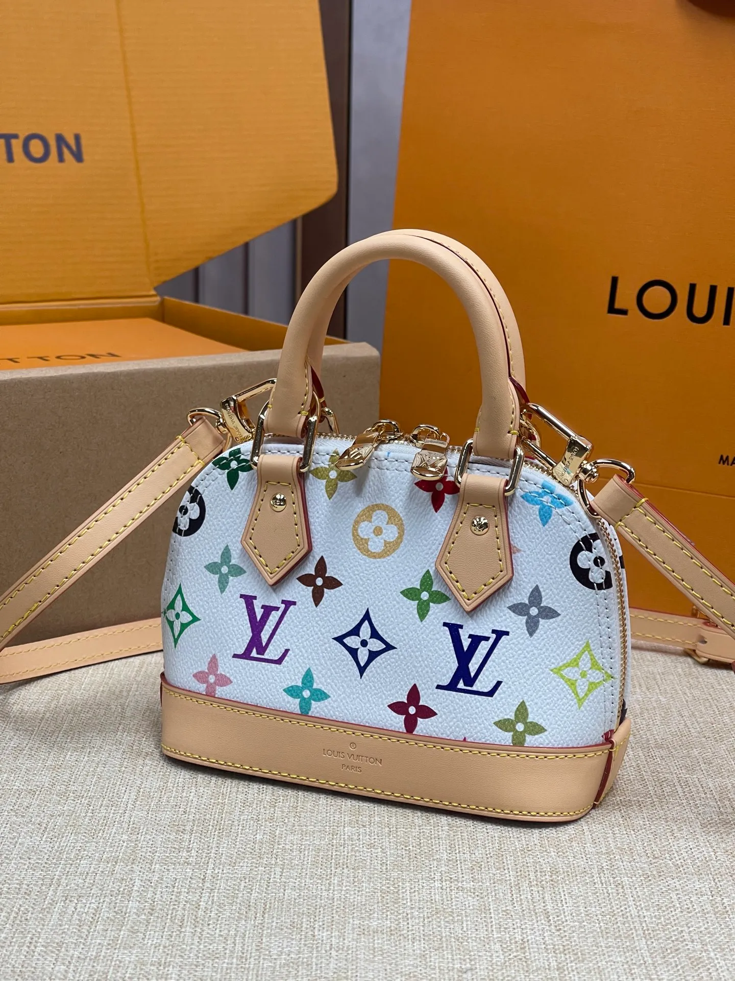[Upgraded version] P500💰Upgraded version with complete packaging💖Model 82717 LV|New three-color Nano shell bag nano alma Oh my god, the little shell everyone has been waiting for is finally here. Good job LV! I can handle the whole one. The main thing is that the small one is so cute that no one can refuse it. The capacity is also good, a small mobile phone can be stuffed in it. Use a miniature version to reproduce the nano Alma of the symbolic Alma bag. Louis Vuitton's signature Monogram canvas material harmonizes with the natural leather upholstery. Expertly crafted items that combine traditional charm with modern functionality. Opening the double zippers reveals an interior design with surprisingly ample storage space. With two leather handles and an adjustable, removable shoulder strap, it can be styled in a variety of ways. Dimensions: 18x12x8 cm (length x height x width)!