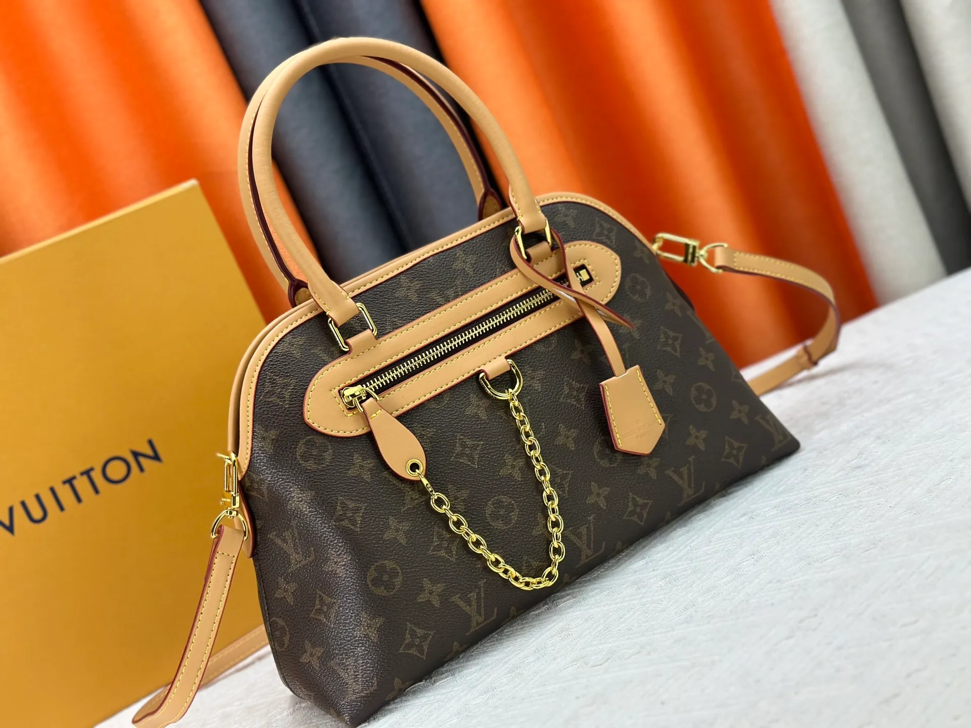 P270 Upgraded original M15208 M25774 This Louis Vuitton Ever More PM handbag is made of classic Monogram canvas, with light-colored cowhide trim, and is decorated with a metal chain and padlock design. It can be carried as a handbag or on the shoulder. It is the brand's modern interpretation of retro bags, integrating classic elements and contemporary design, showing an elegant retro style in the 2025 retro trend. It is suitable for daily commuting, leisure and other occasions. It is a fashionable and practical item. Dimensions: 35.0 x 21.0 x 12.0 cm