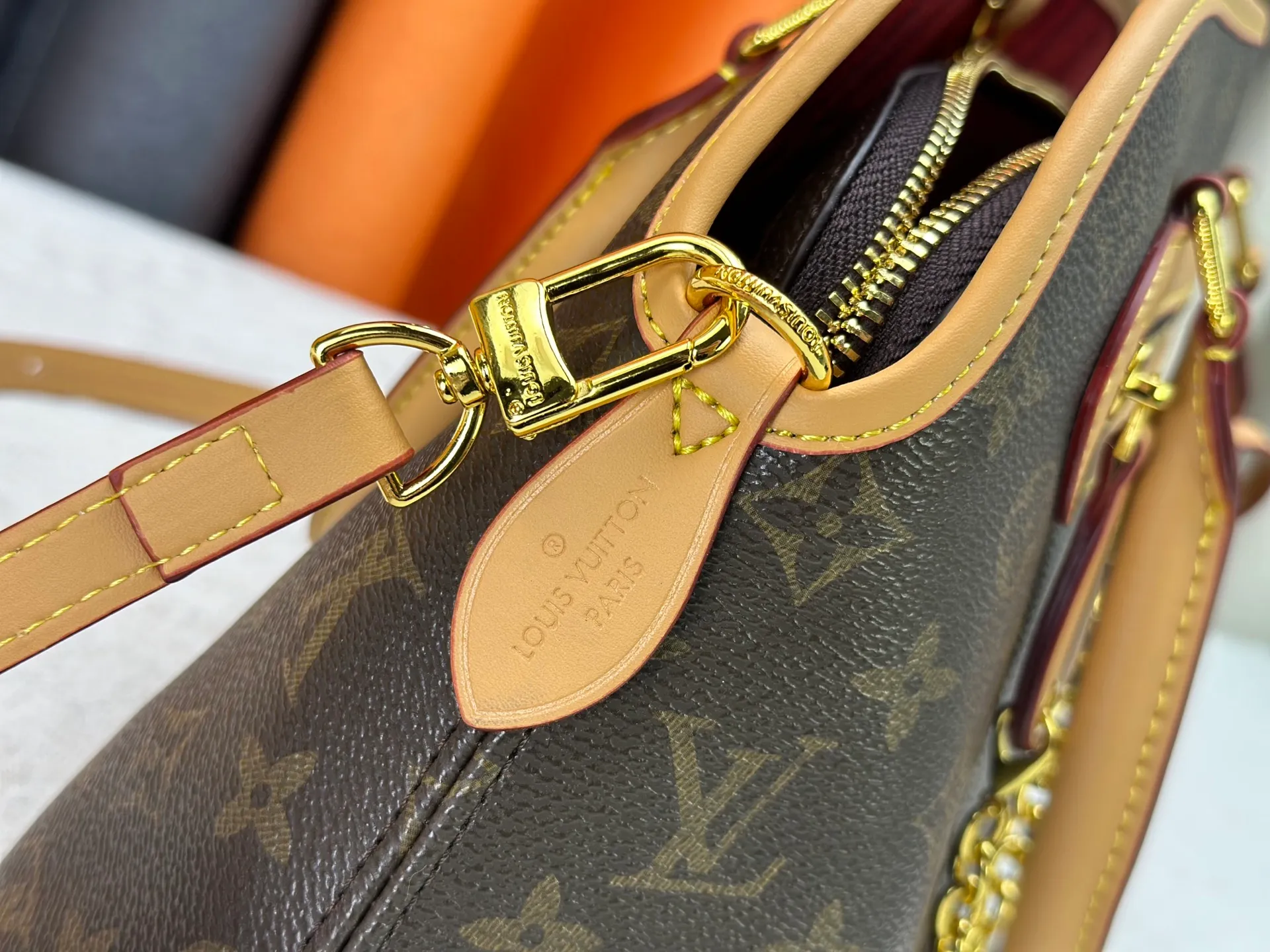 P270 Upgraded original M15208 M25774 This Louis Vuitton Ever More PM handbag is made of classic Monogram canvas, with light-colored cowhide trim, and is decorated with a metal chain and padlock design. It can be carried as a handbag or on the shoulder. It is the brand's modern interpretation of retro bags, integrating classic elements and contemporary design, showing an elegant retro style in the 2025 retro trend. It is suitable for daily commuting, leisure and other occasions. It is a fashionable and practical item. Dimensions: 35.0 x 21.0 x 12.0 cm