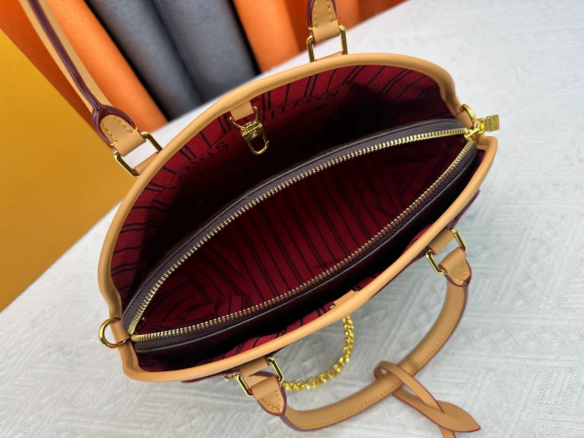 P270 Upgraded original M15208 M25774 This Louis Vuitton Ever More PM handbag is made of classic Monogram canvas, with light-colored cowhide trim, and is decorated with a metal chain and padlock design. It can be carried as a handbag or on the shoulder. It is the brand's modern interpretation of retro bags, integrating classic elements and contemporary design, showing an elegant retro style in the 2025 retro trend. It is suitable for daily commuting, leisure and other occasions. It is a fashionable and practical item. Dimensions: 35.0 x 21.0 x 12.0 cm